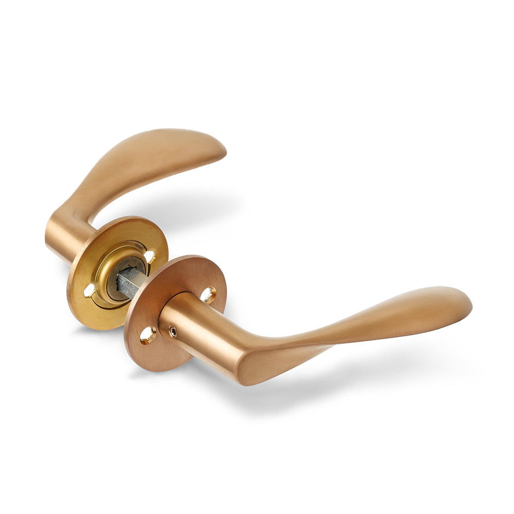 Arne Jacobsen dørhåndtag - AJ97 dørgreb i børstet kobber, lille model • d line