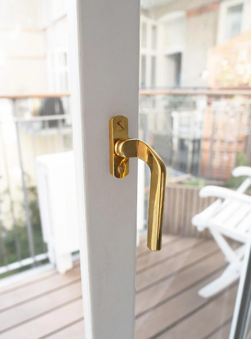 Vinduesgreb Mikkelborg, poleret blank messing uden lak • KYNER & Co