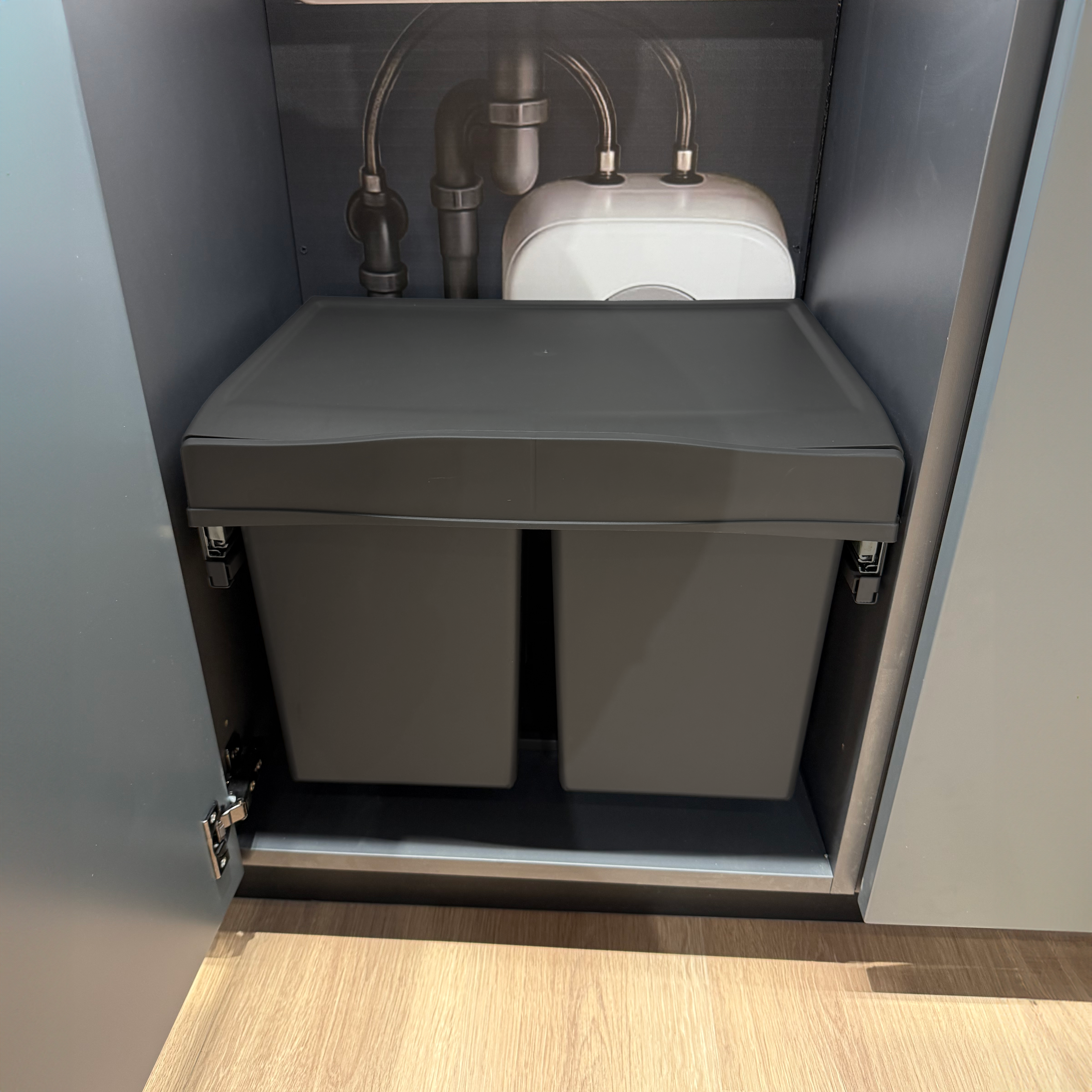 Copenhagen Front 3-30, mørk grå • Affaldssystem i stål og plast med 3 spande og fuldudtræk