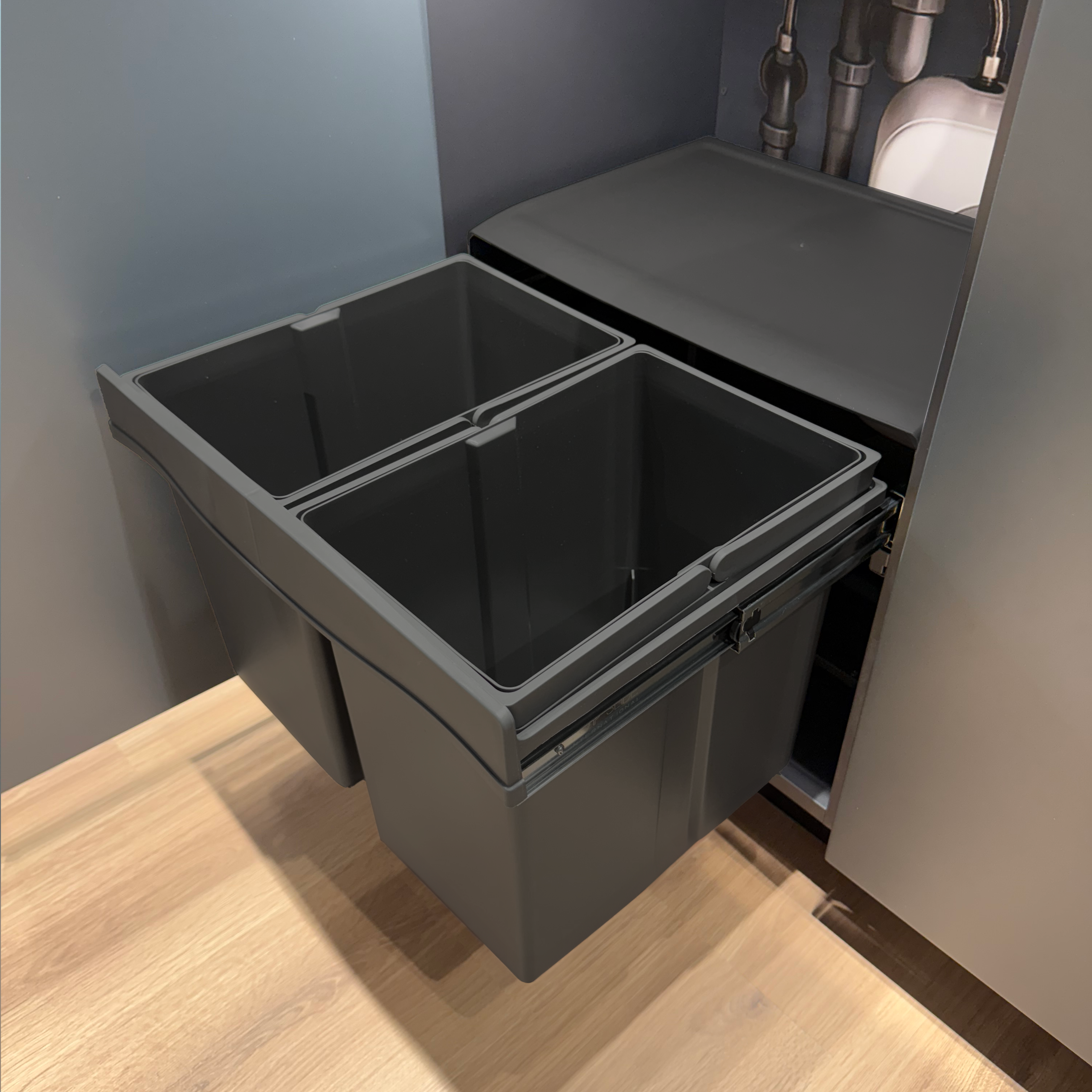 Copenhagen Front 3-30, mørk grå • Affaldssystem i stål og plast med 3 spande og fuldudtræk