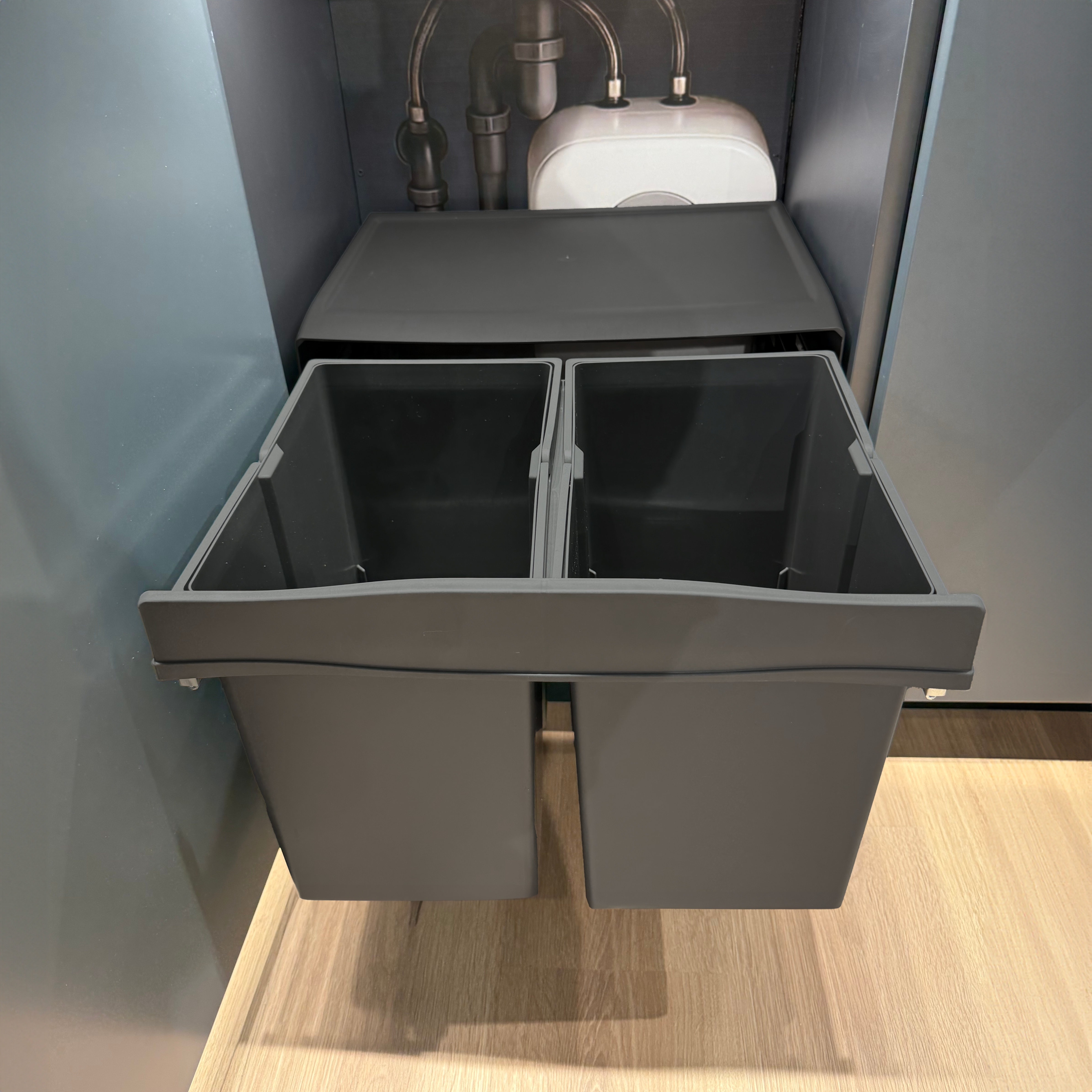 Copenhagen Front 3-30, mørk grå • Affaldssystem i stål og plast med 3 spande og fuldudtræk