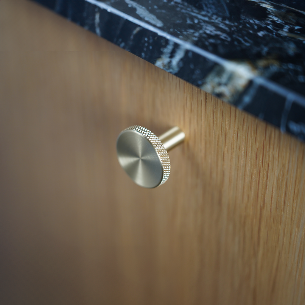 Søllerød • Møbelknop med diamond cut, børstet messing uden lak