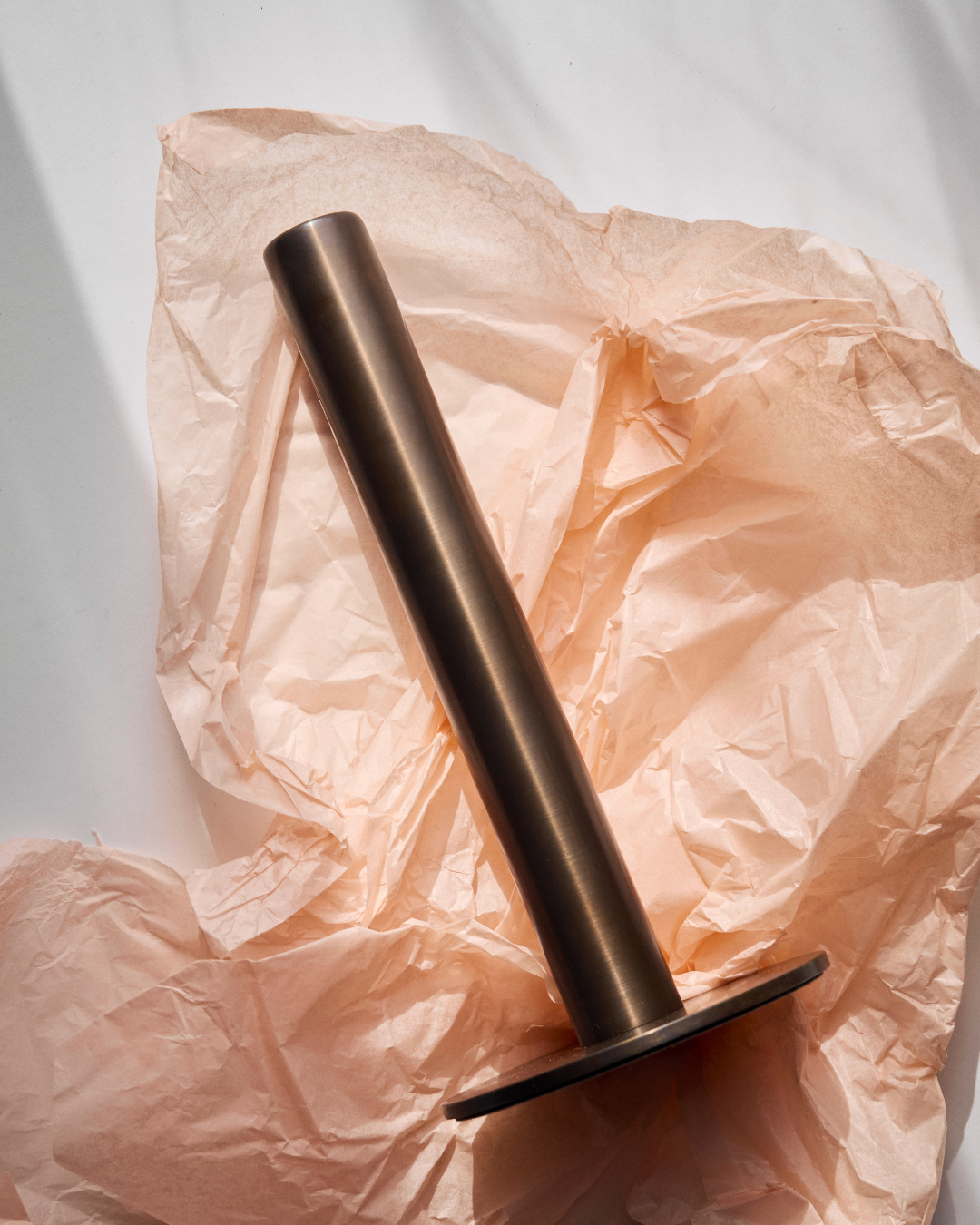 Bruneret messing køkkenrulleholder