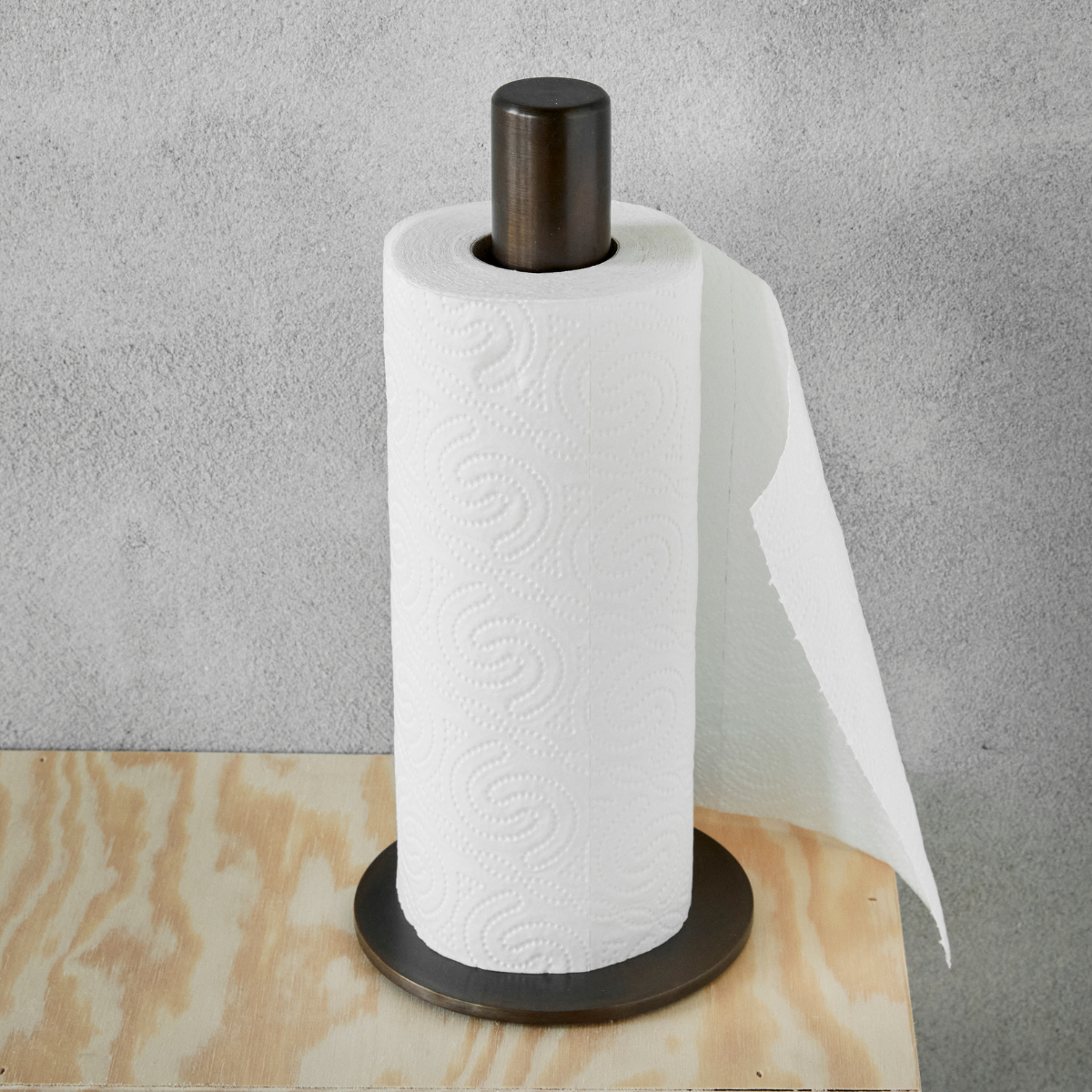 Smuk og stilfuld køkkenrulleholder i rå, ubehandlet, bruneret messing.