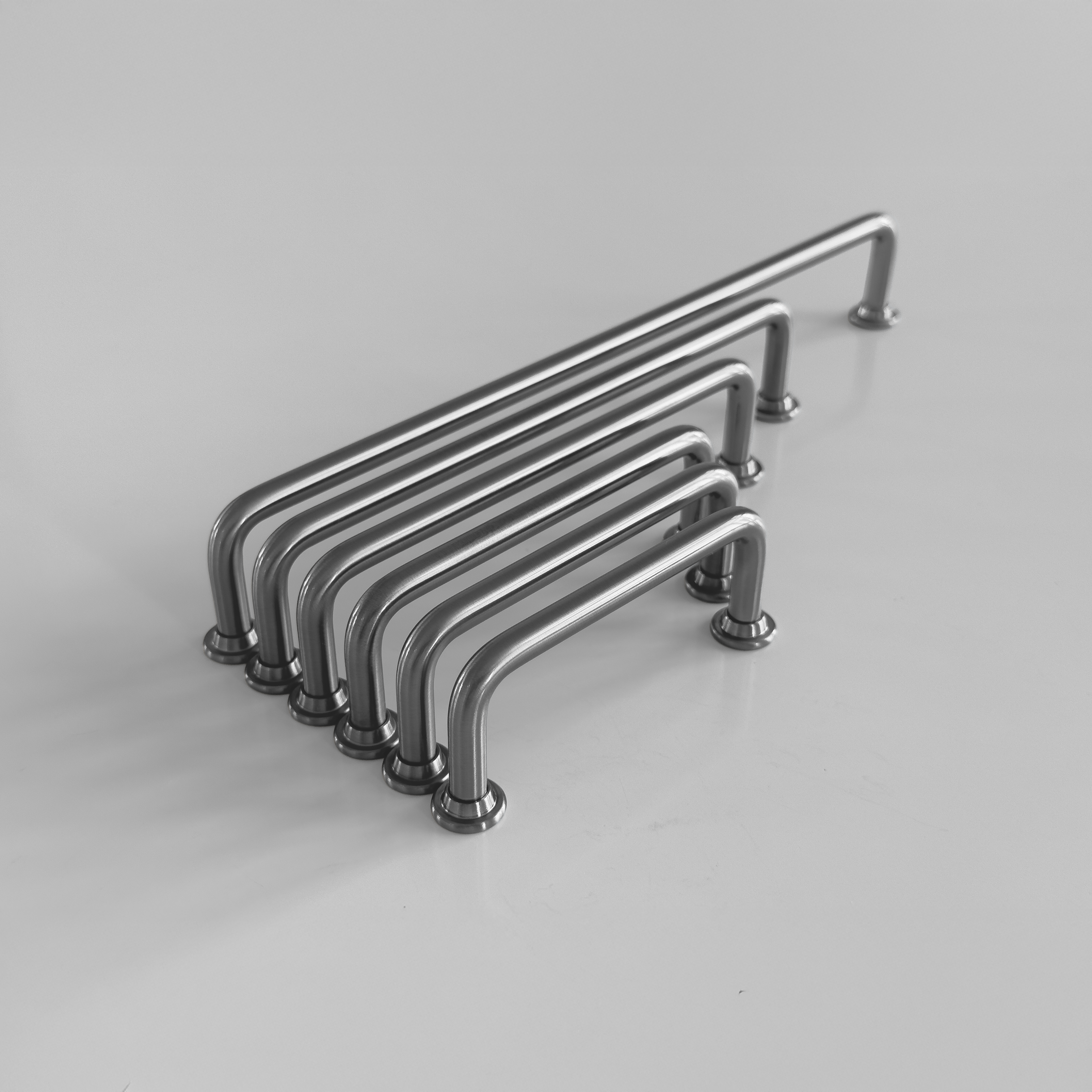 Frederiksberg - Küchengriff aus Messing in Edelstahloptik mit Lackierung