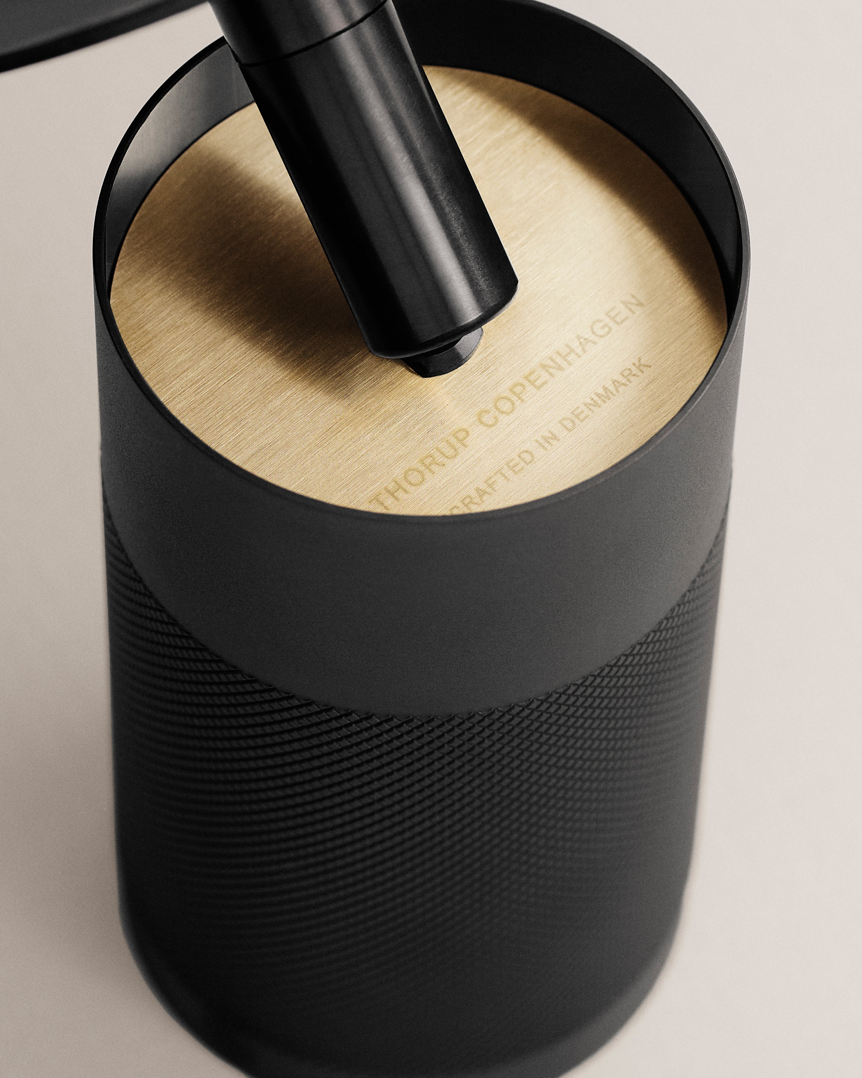 Patrone loftspot med roset, sortbruneret messing • Thorup Copenhagen