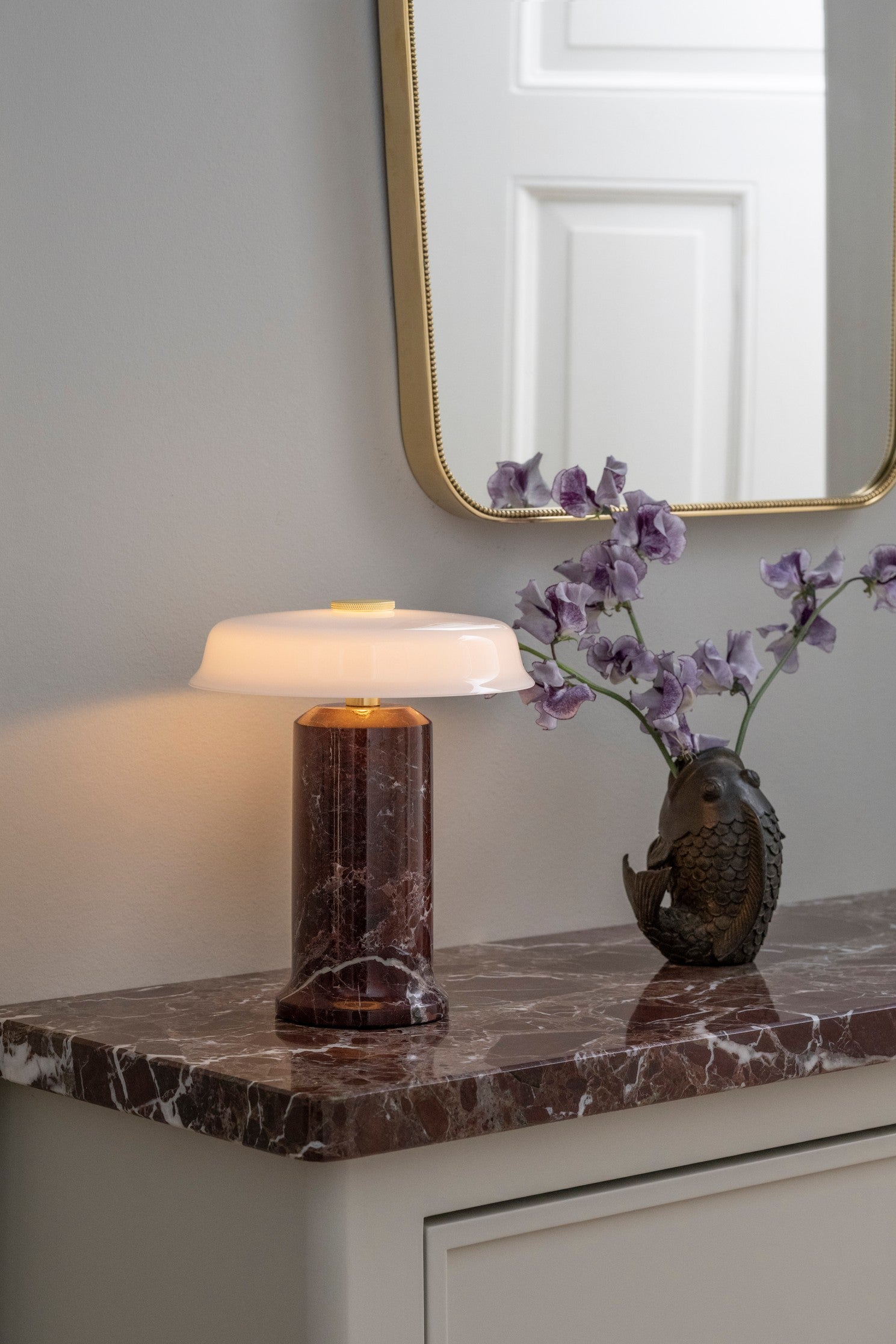 TRIP No. 2 portable bordlampe, burgundy/opal glossy • Design by Us