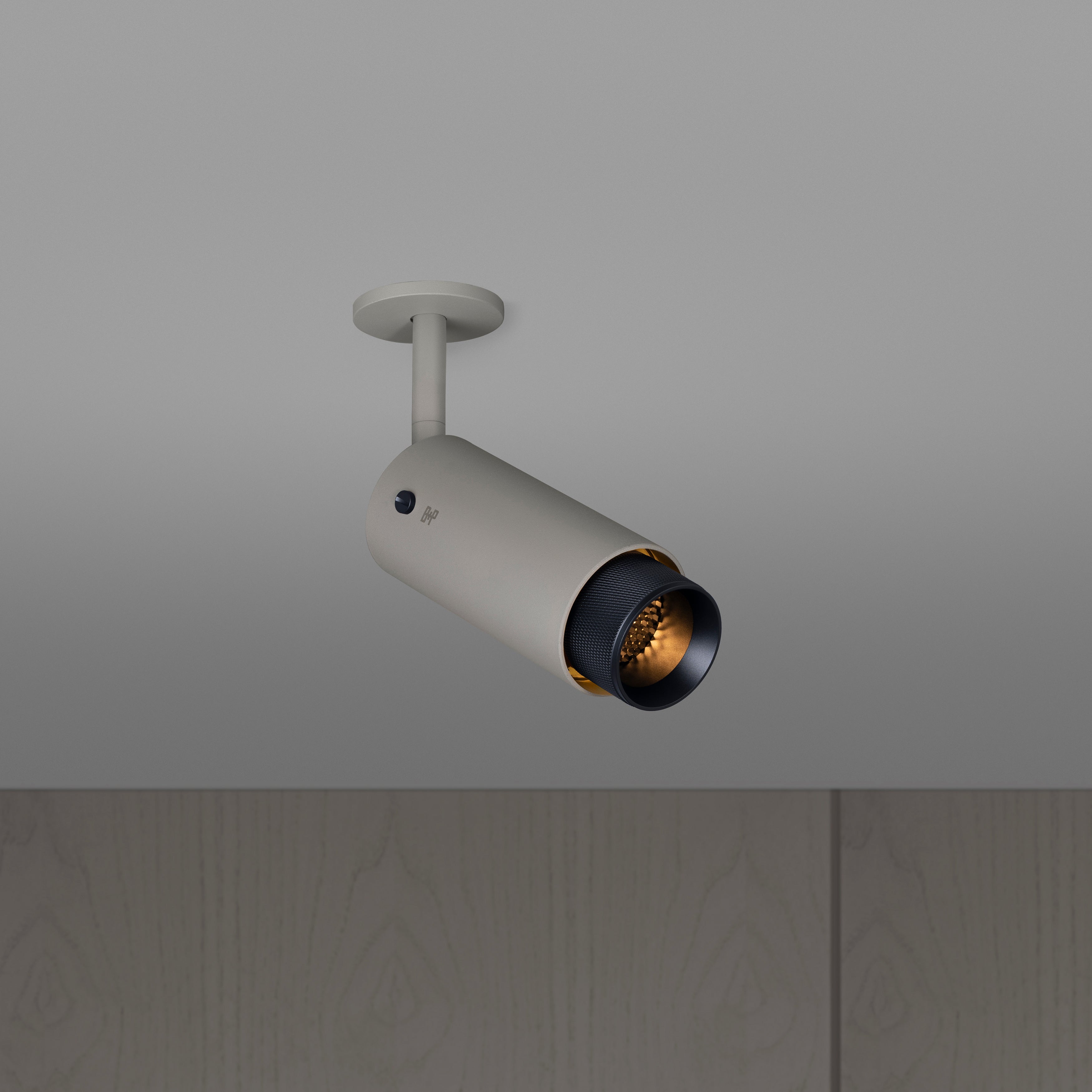 Exhaust Spot Cross i stone med sorte detaljer • Buster + Punch