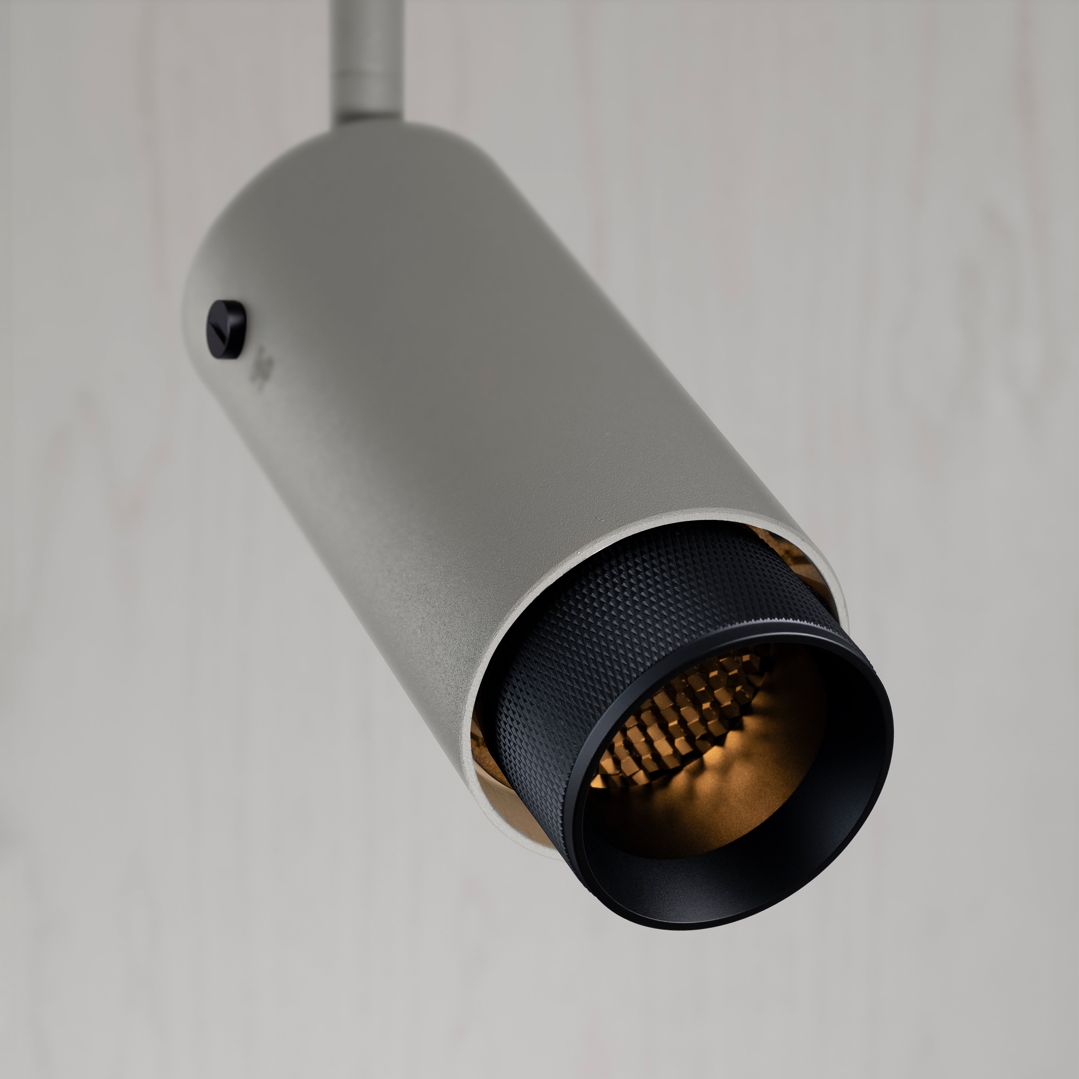 Exhaust Spot Cross i stone med sorte detaljer • Buster + Punch