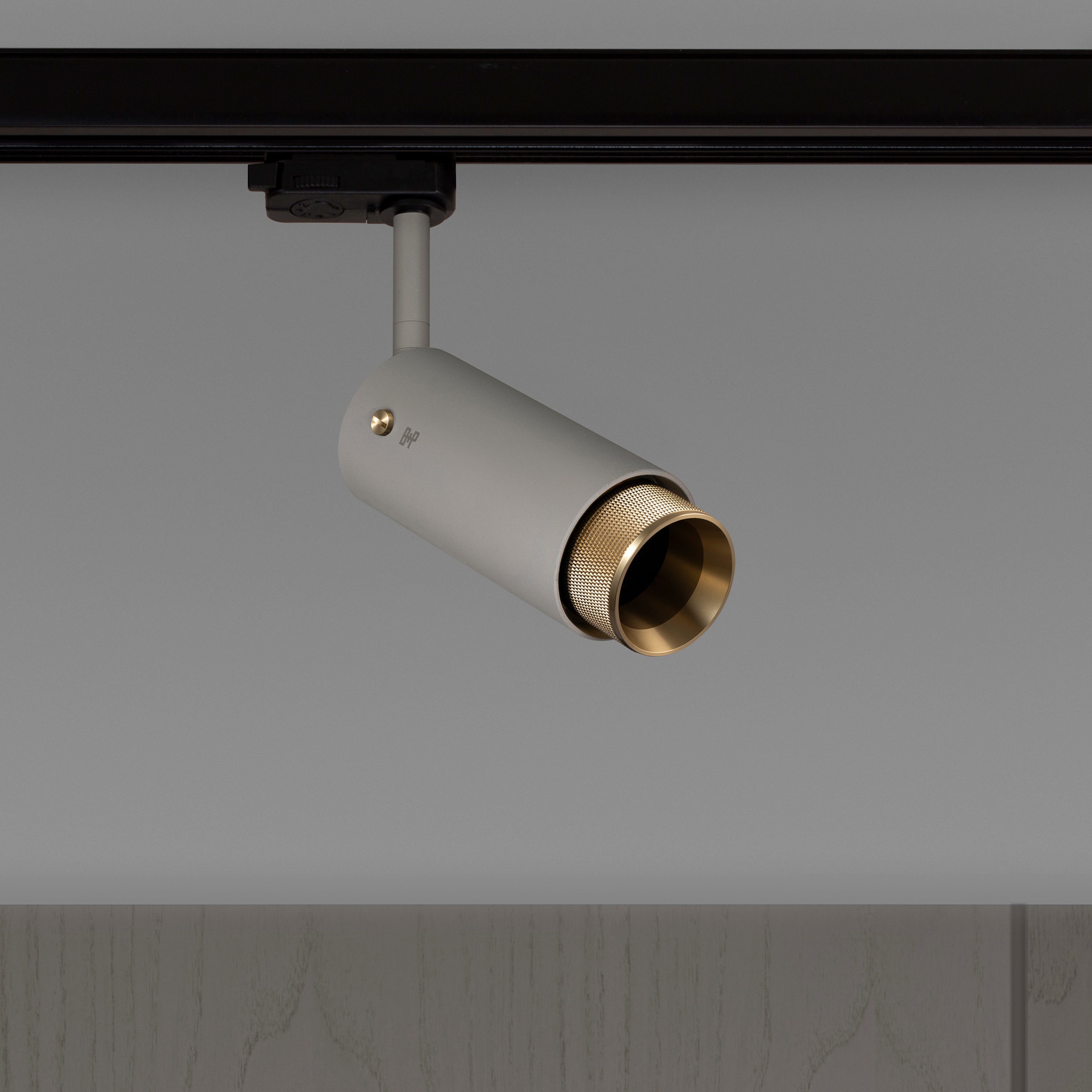 Exhaust Track Cross i stone med messing detaljer • Buster + Punch