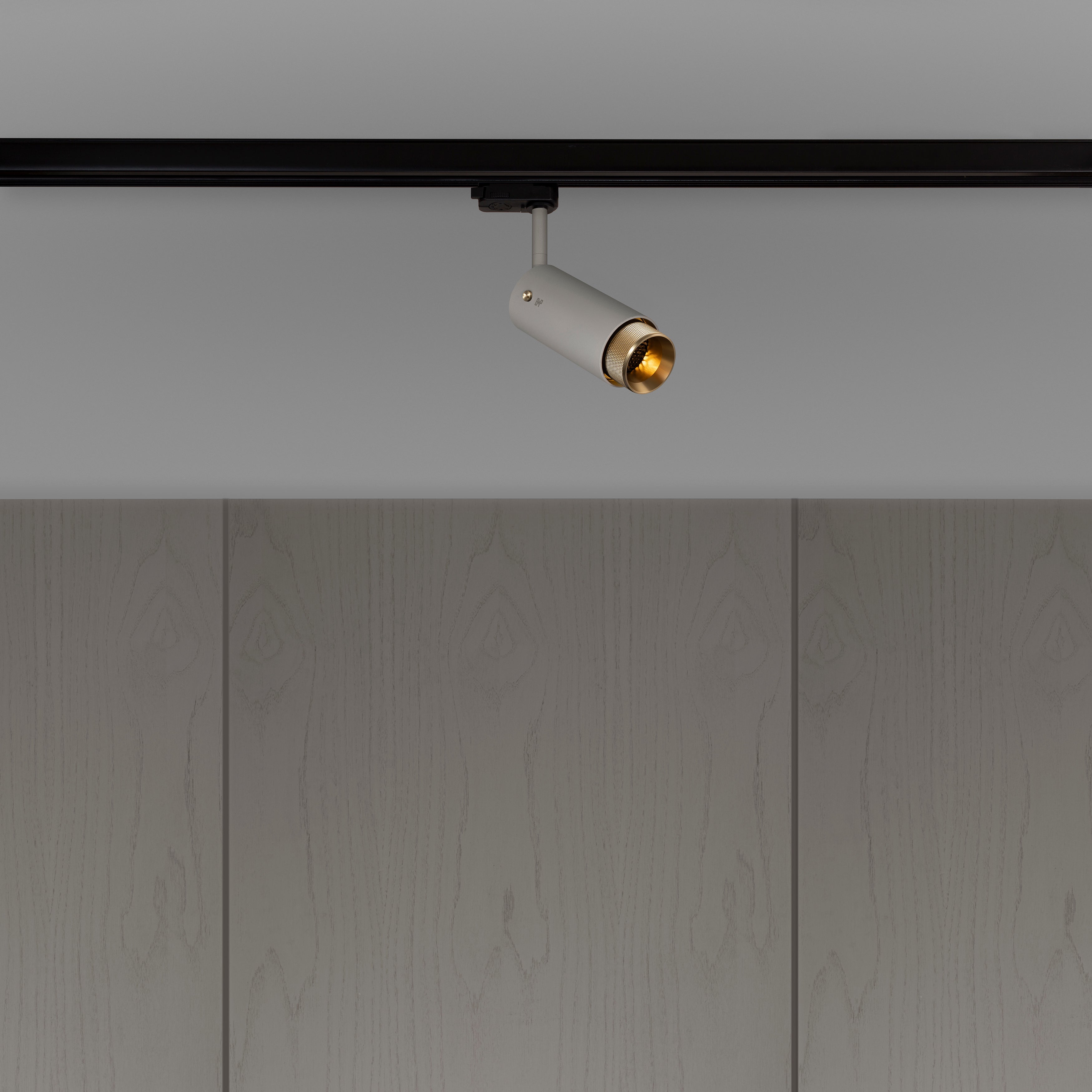 Exhaust Track Cross i stone med messing detaljer • Buster + Punch