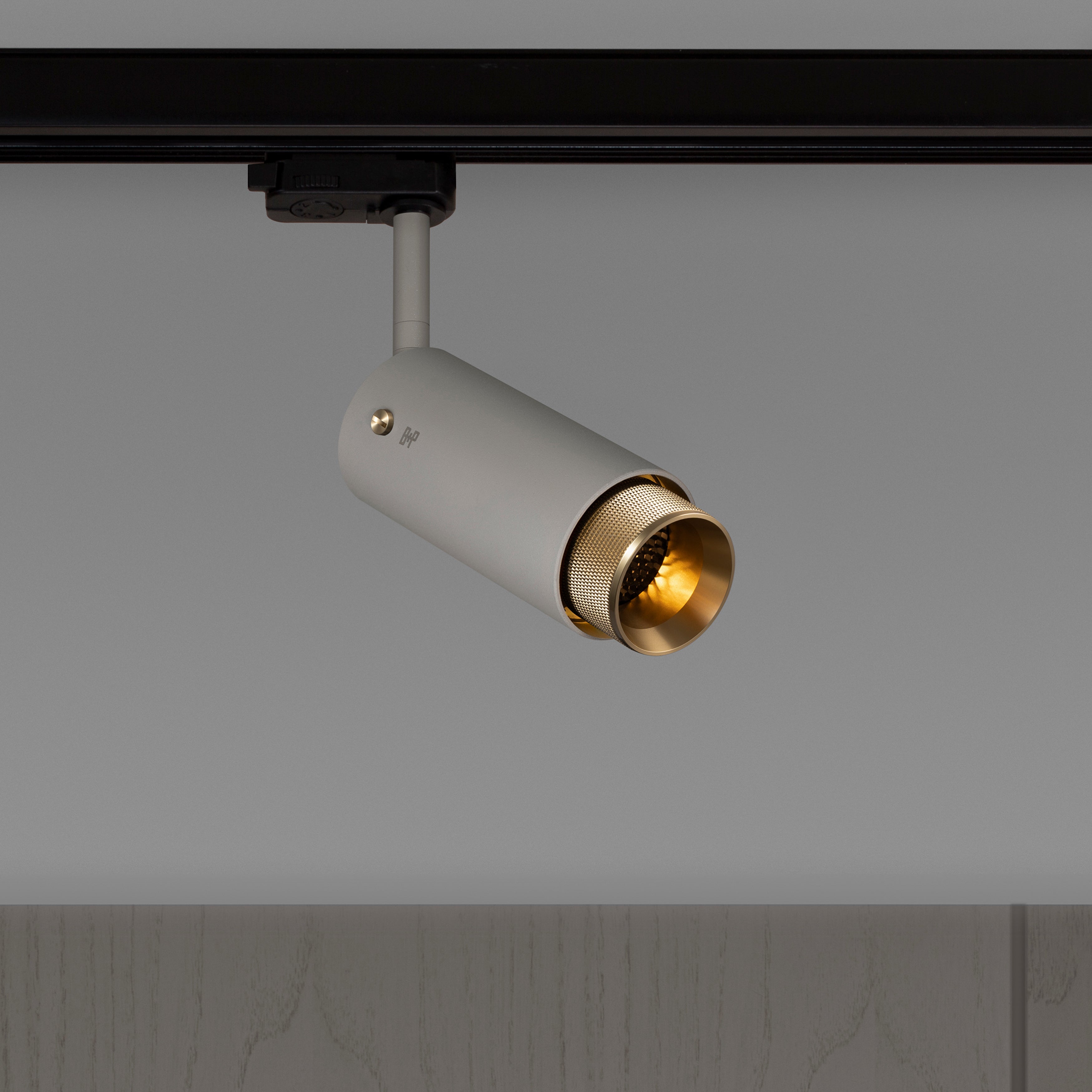 Exhaust Track Cross i stone med messing detaljer • Buster + Punch
