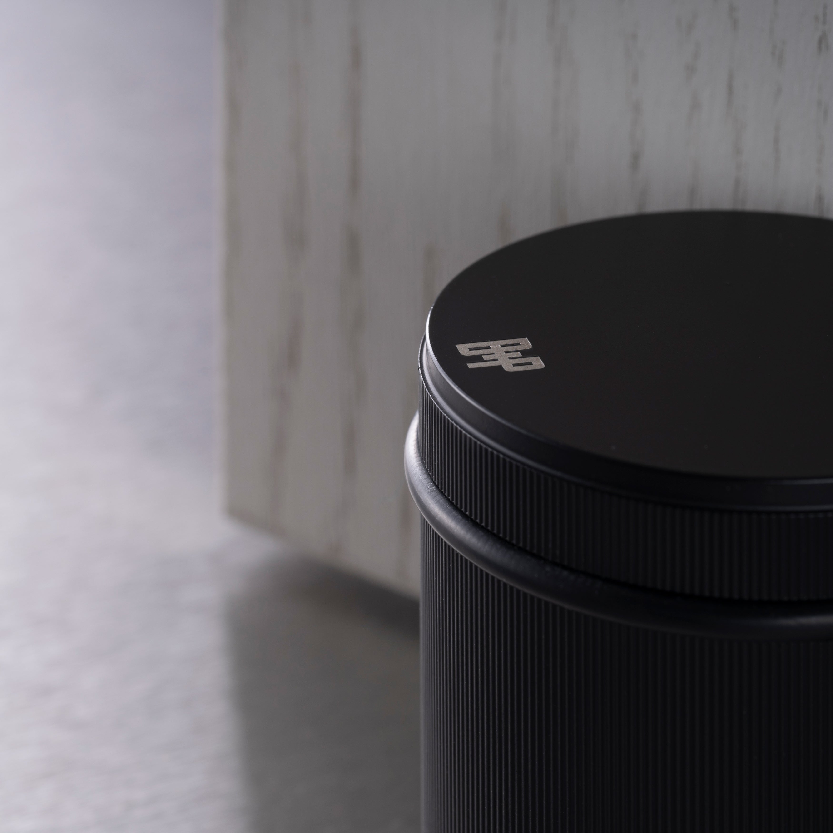 Fritstående dørstopper i linjeret mønster, sort • Buster + Punch