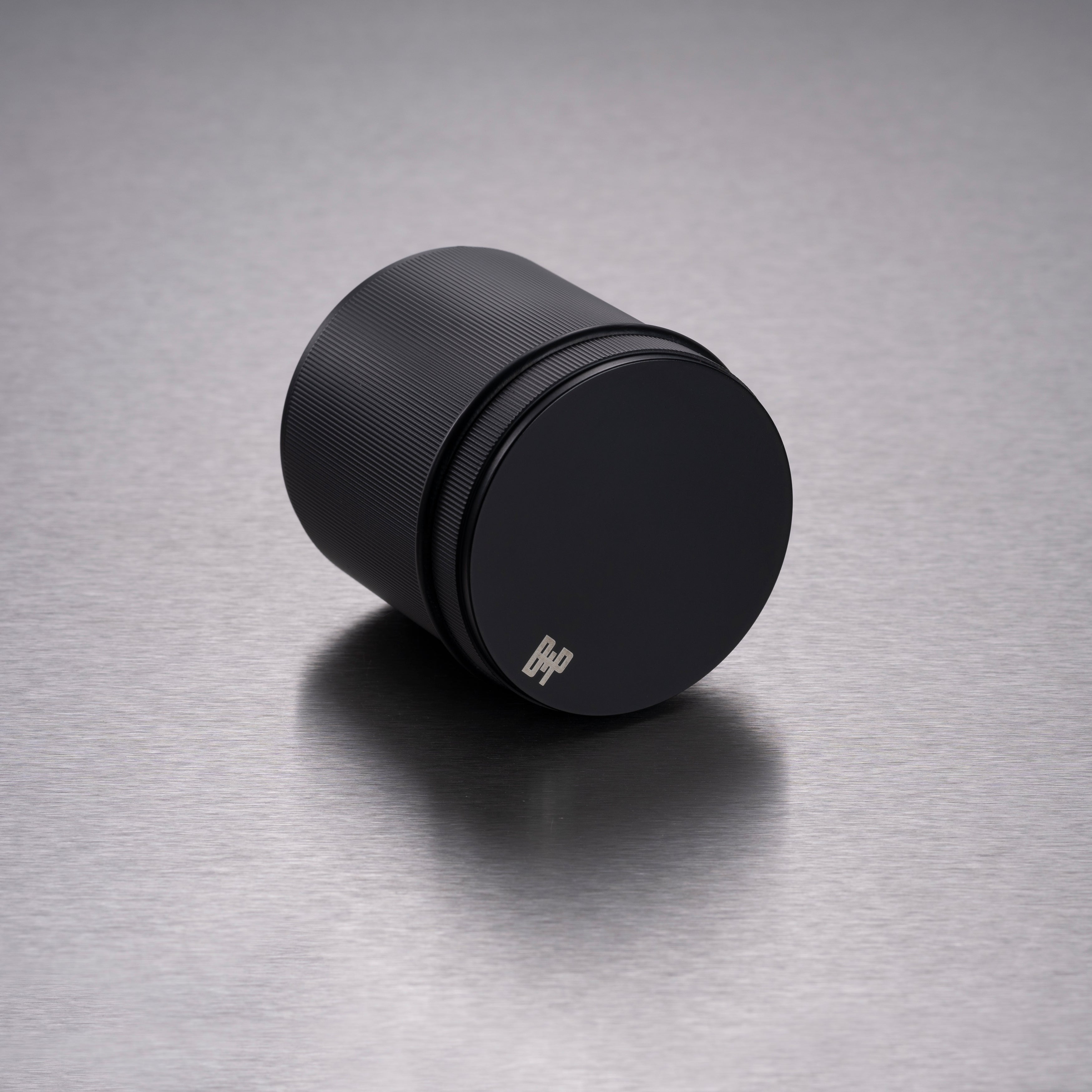 Fritstående dørstopper i linjeret mønster, sort • Buster + Punch