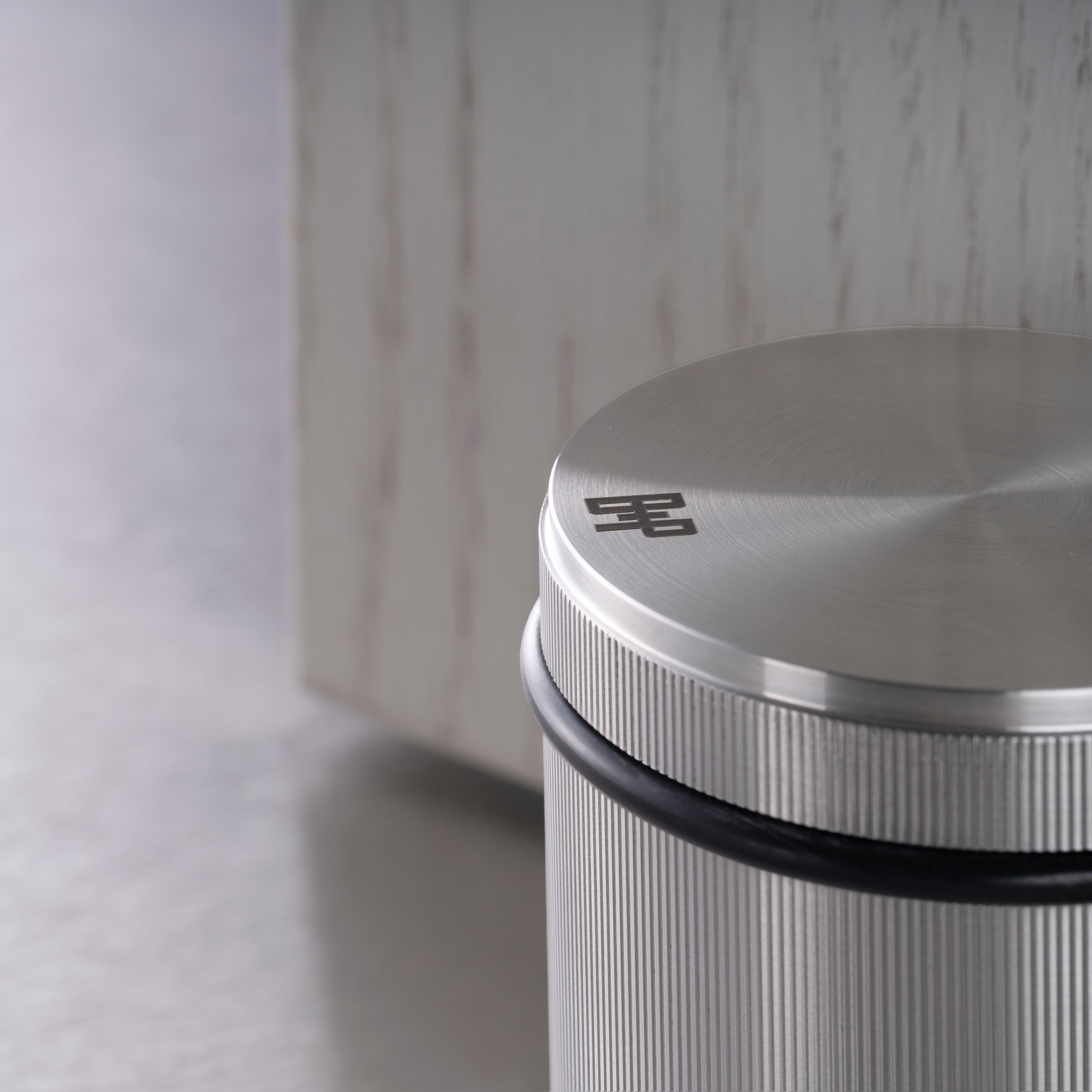 Fritstående dørstopper i linjeret mønster, rustfrit stål • Buster + Punch