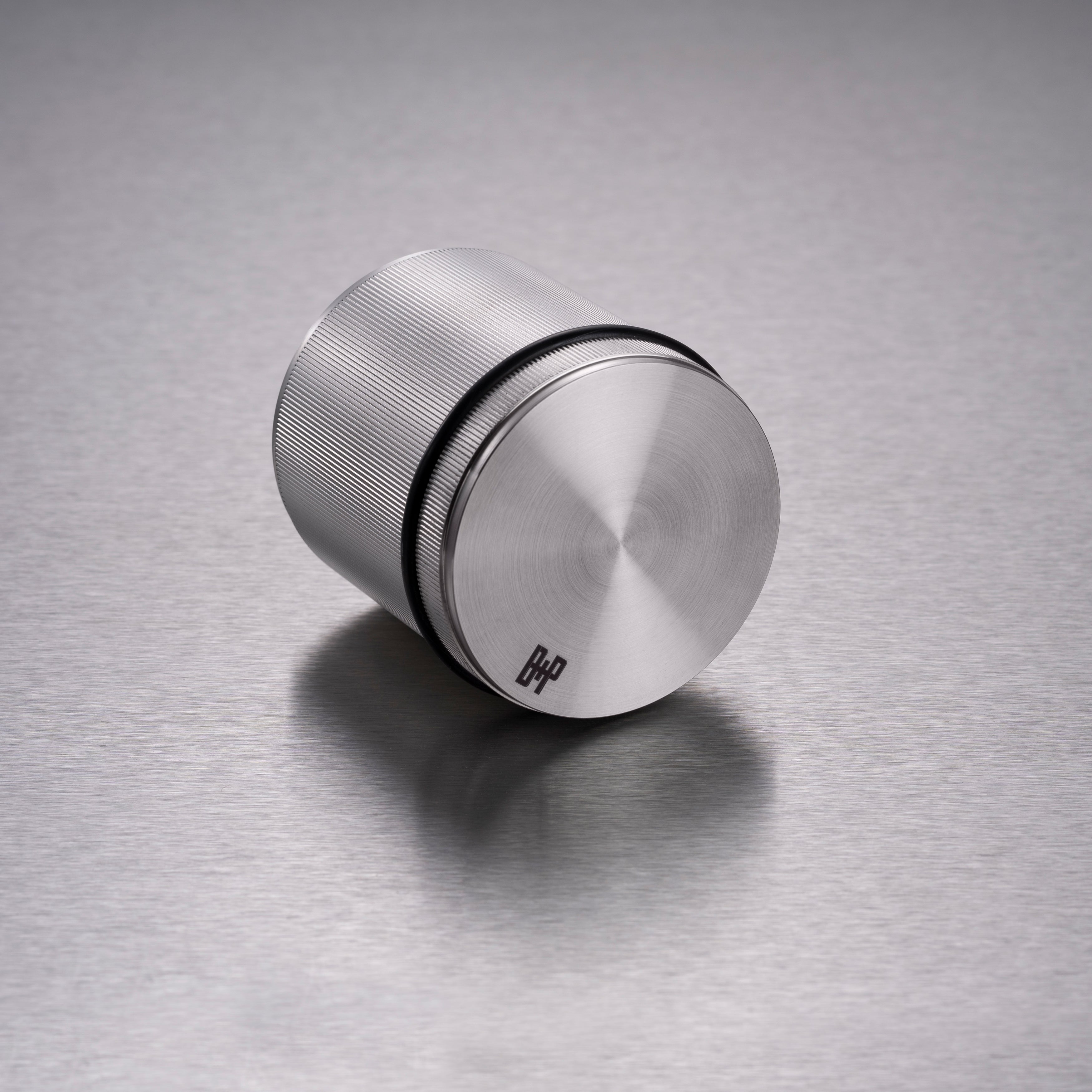 Fritstående dørstopper i linjeret mønster, rustfrit stål • Buster + Punch