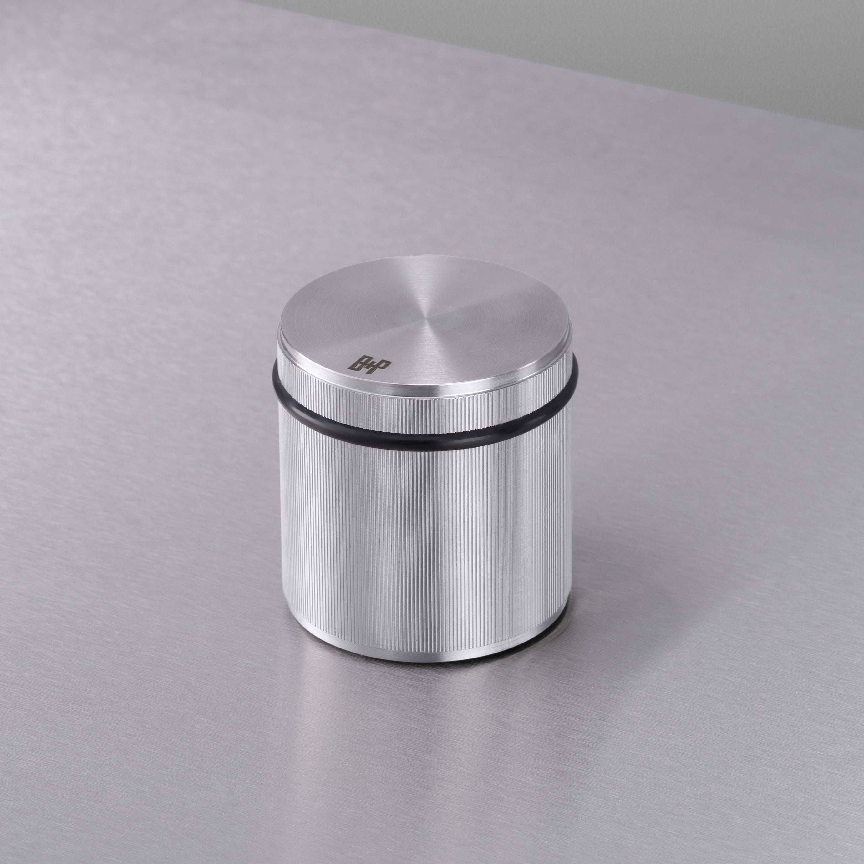 Fritstående dørstopper i linjeret mønster, rustfrit stål • Buster + Punch