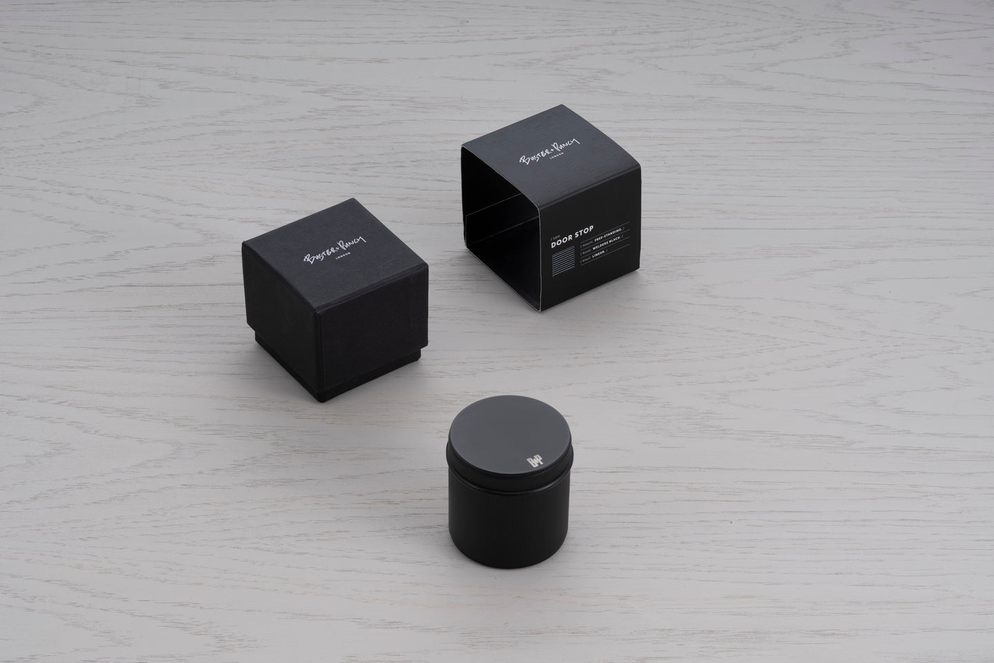 Fritstående dørstopper i linjeret mønster, sort • Buster + Punch