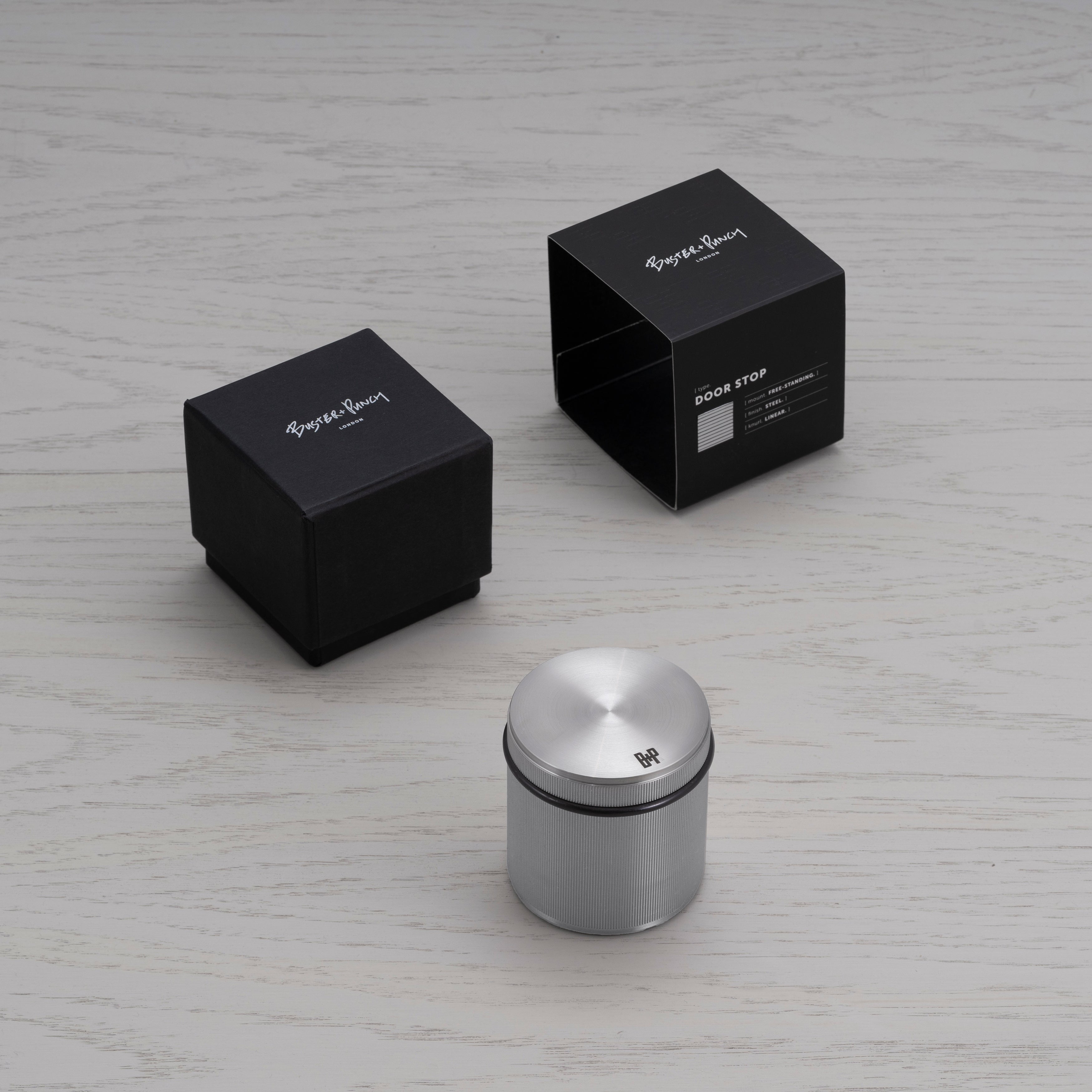 Fritstående dørstopper i linjeret mønster, rustfrit stål • Buster + Punch