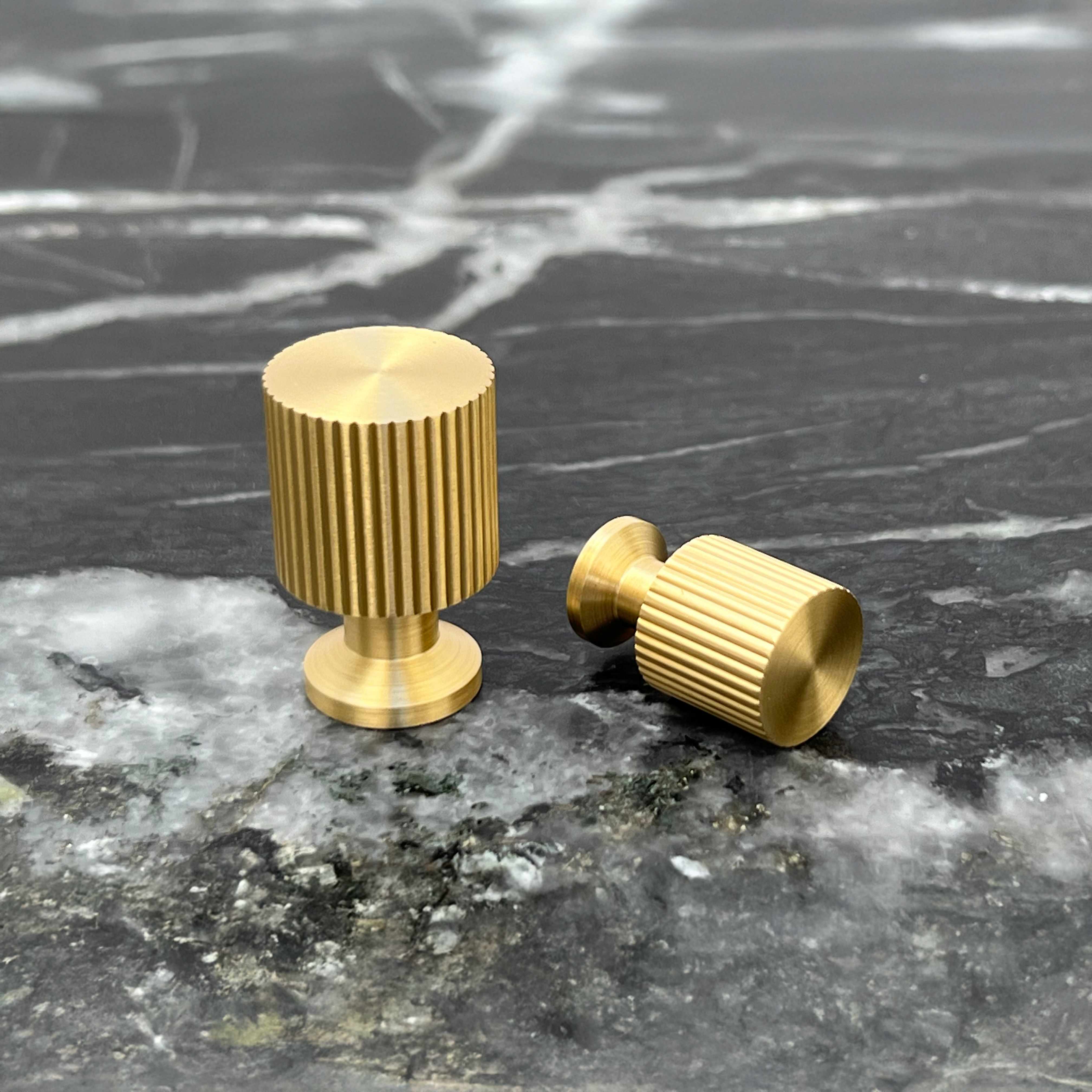 Marienlund • Møbelknop, børstet messing med lak