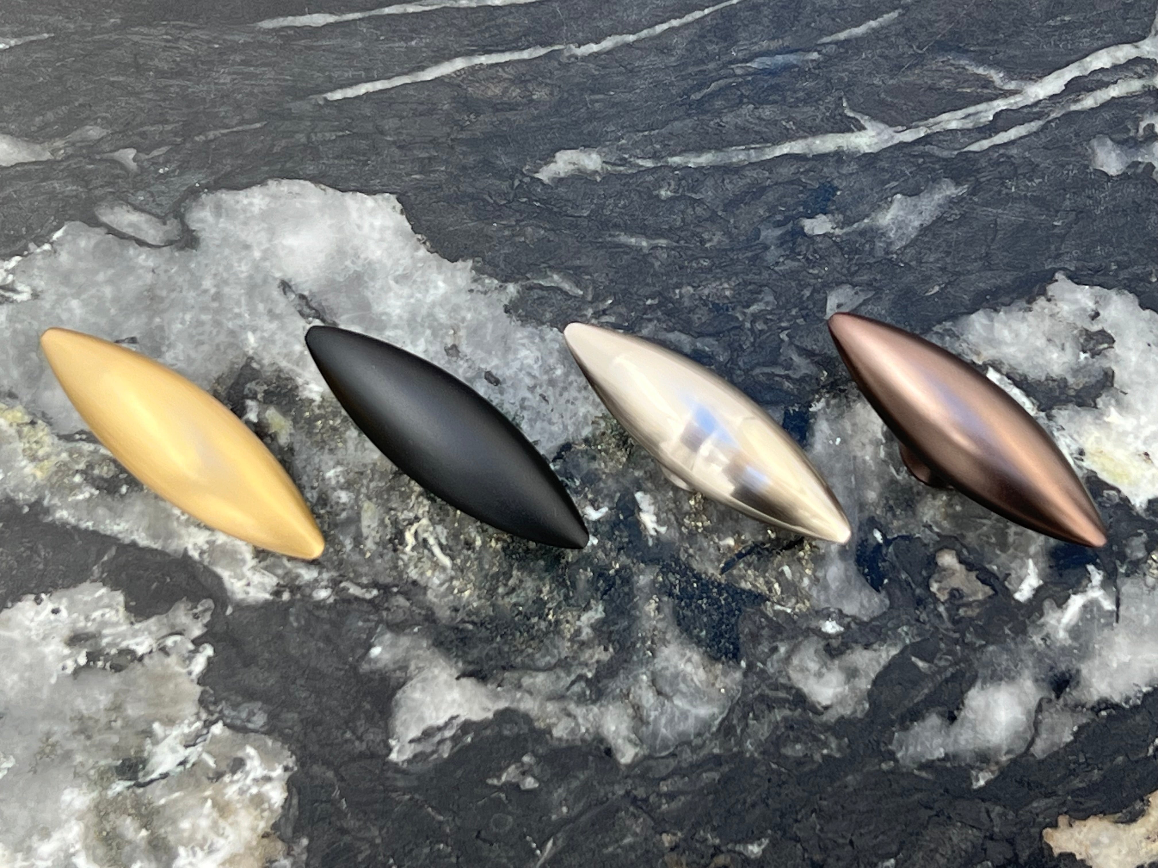 Nyholm • Møbelknop, børstet messing med lak