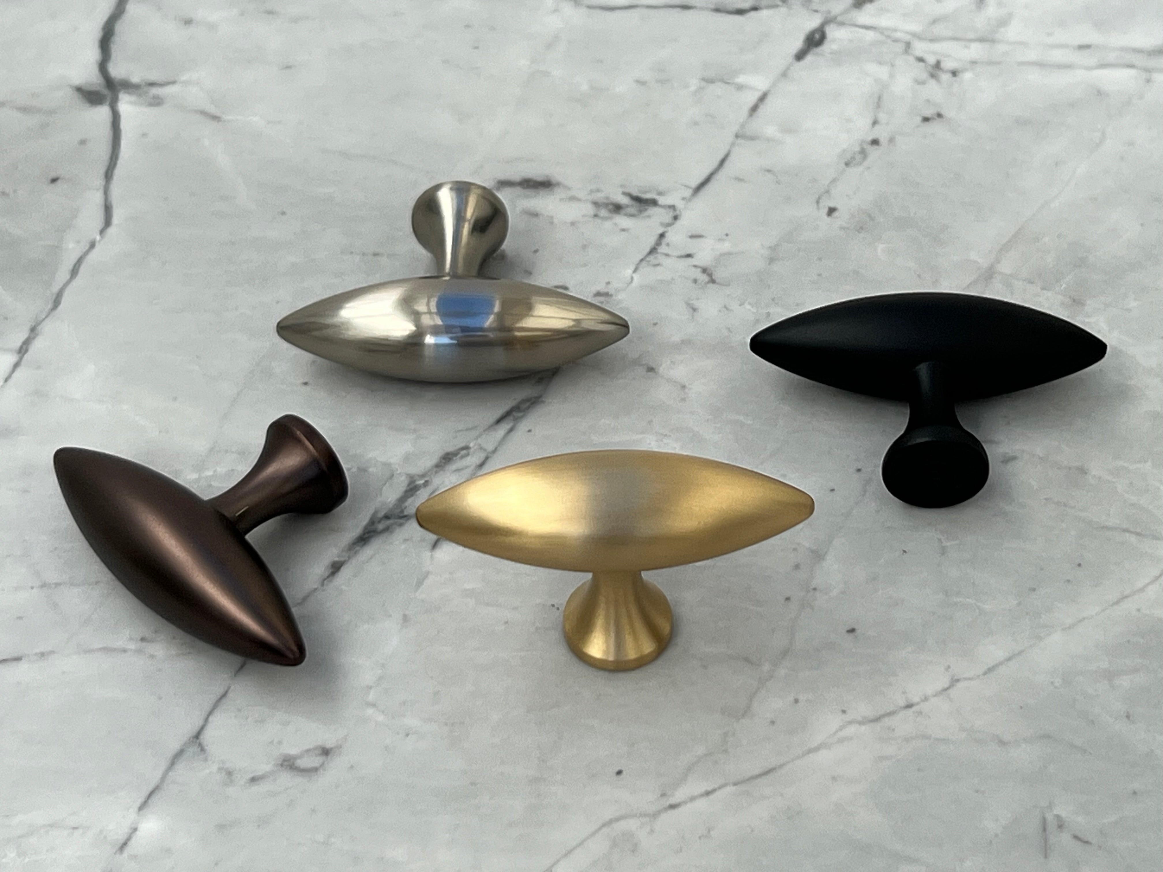 Nyholm • Møbelknop, børstet messing med lak