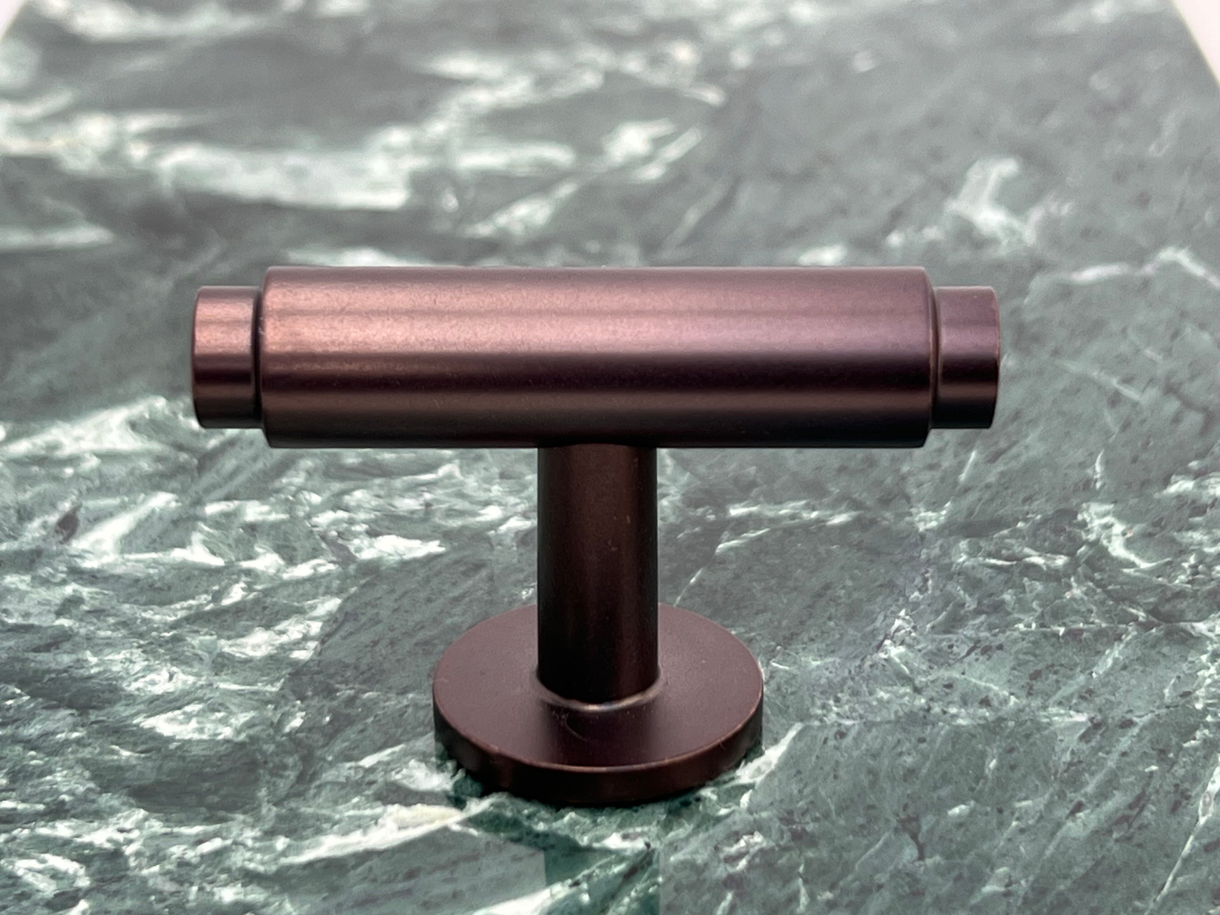 Hasseris • Møbelknop T-bar, bruneret messing