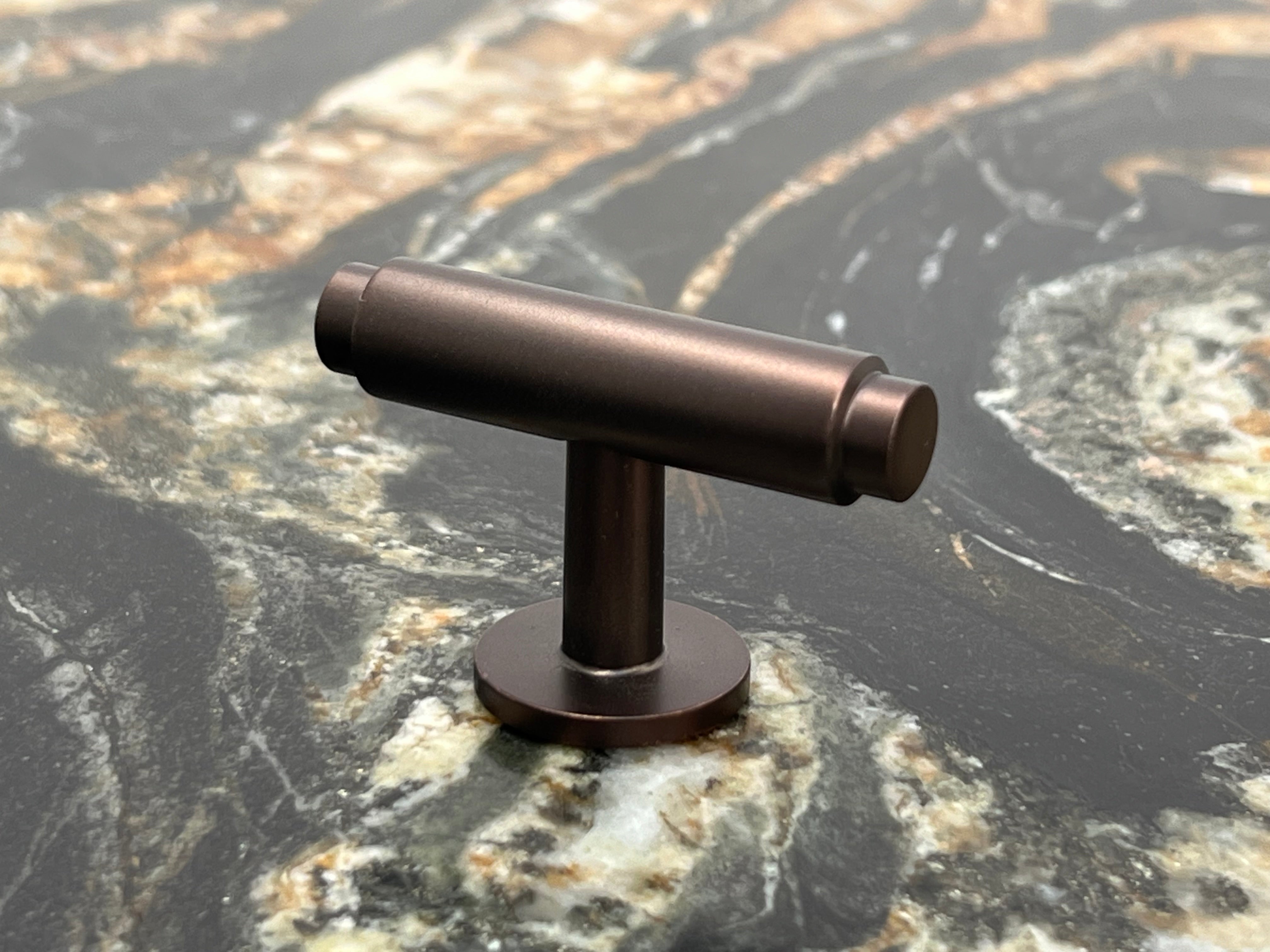 Hasseris • Møbelknop T-bar, bruneret messing