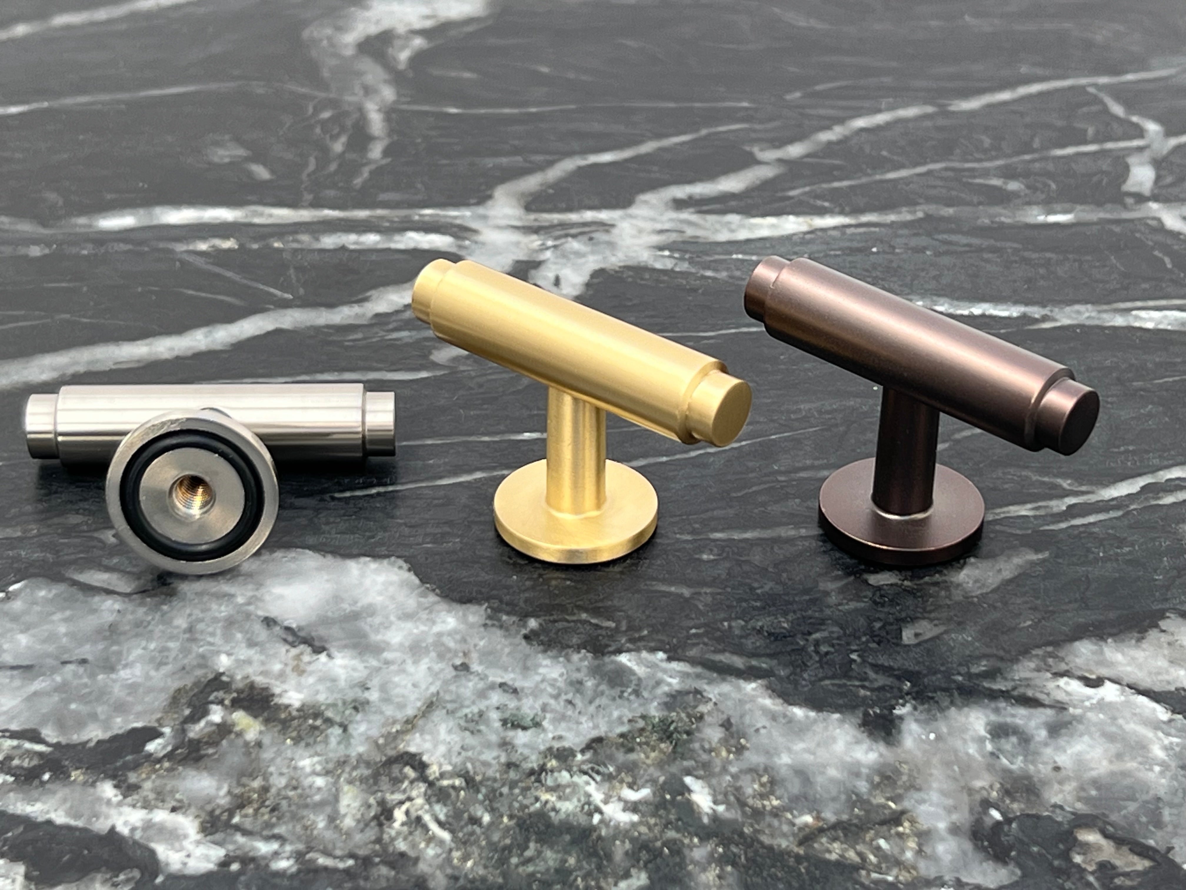 Hasseris • Møbelknop T-bar, børstet messing med lak