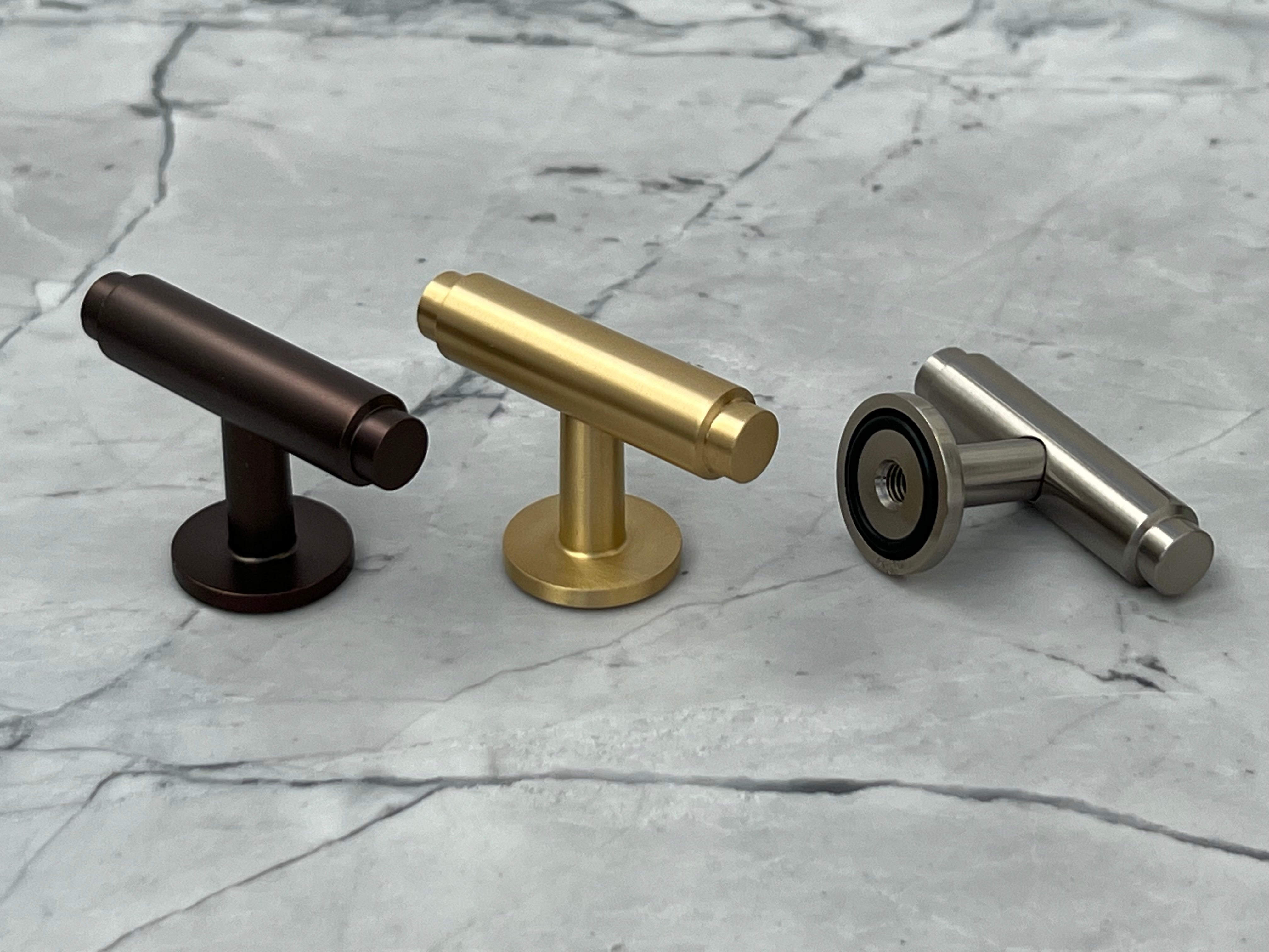 Hasseris • Møbelknop T-bar, børstet messing uden lak