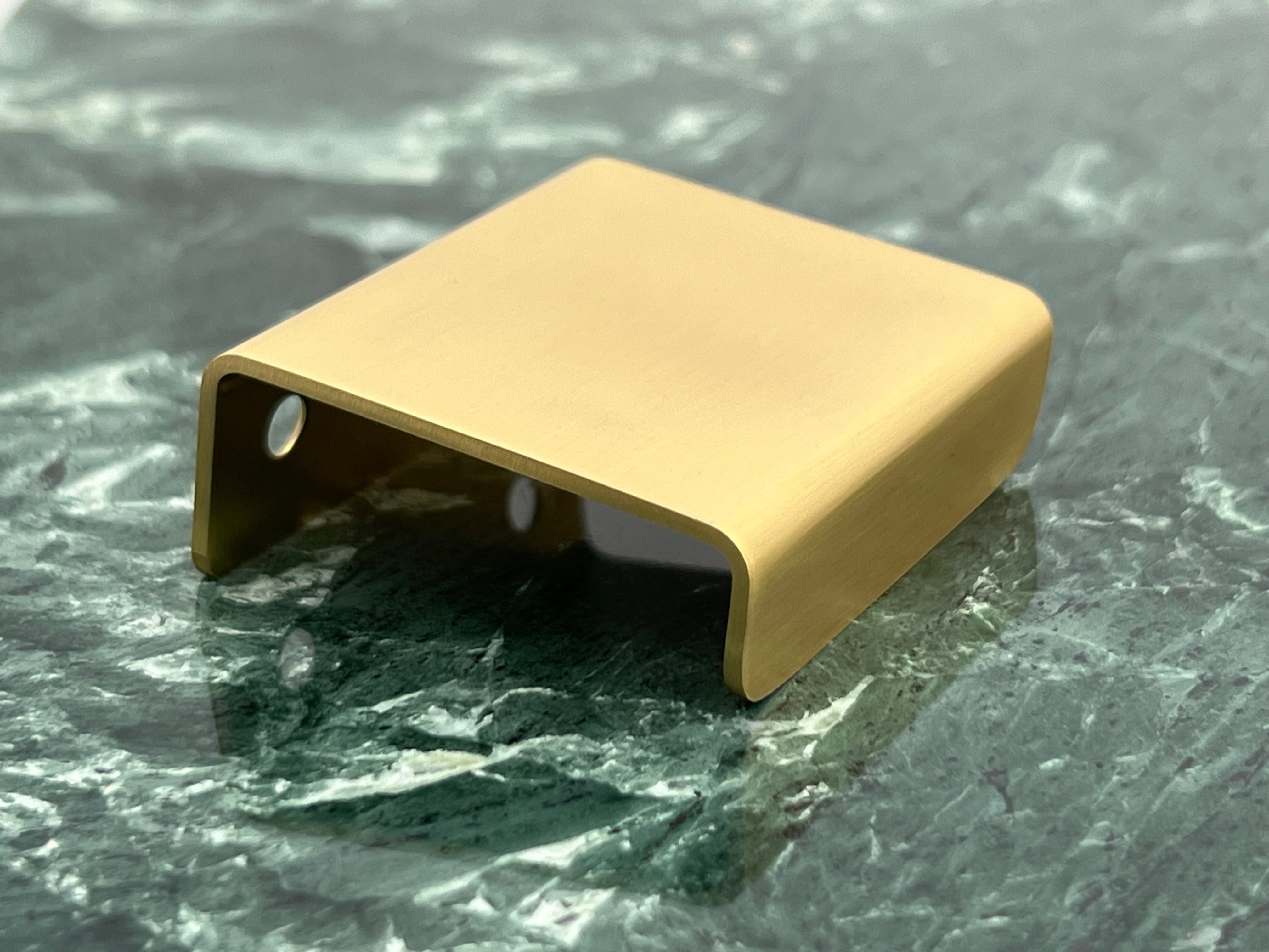 Værløse • Profilgreb, børstet messing med lak, c/c 32 mm