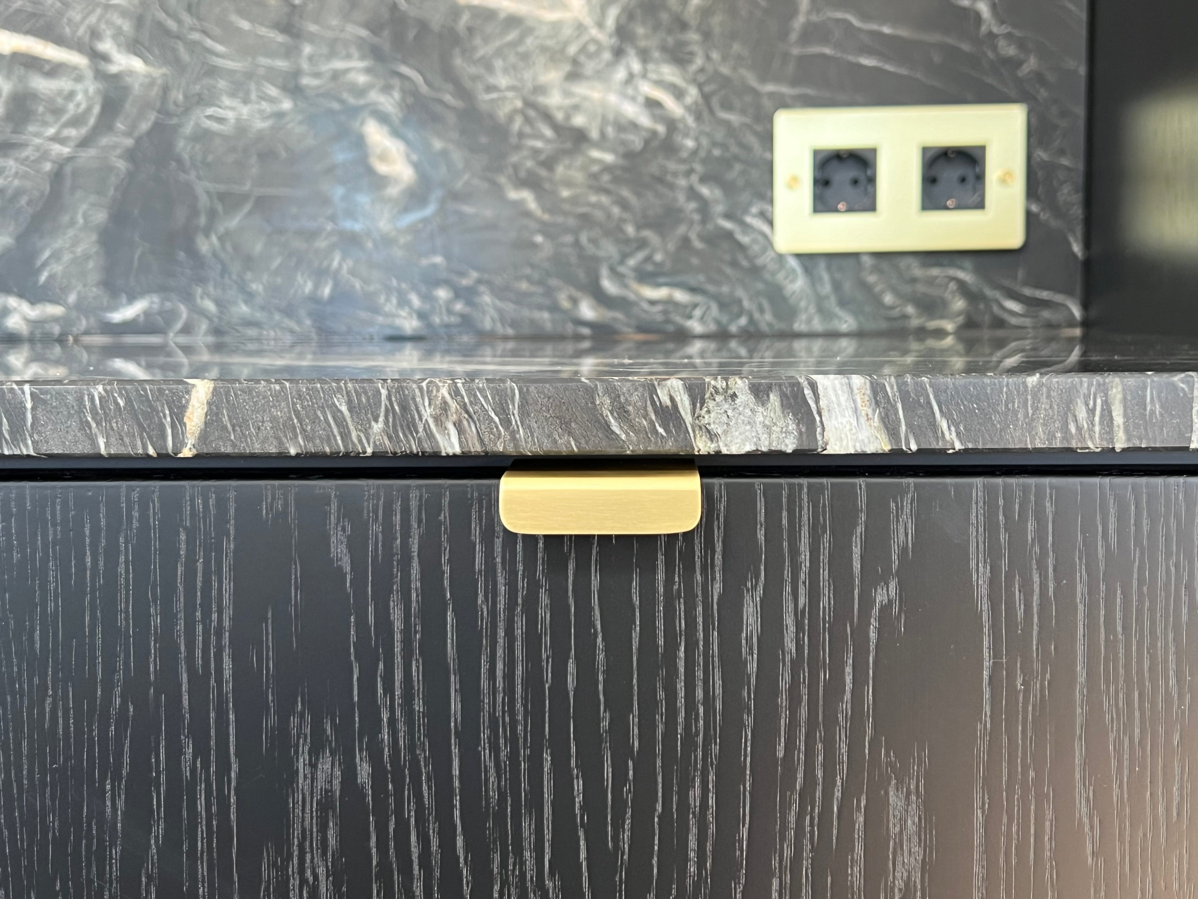 Værløse • Profilgreb, børstet messing med lak, c/c 32 mm