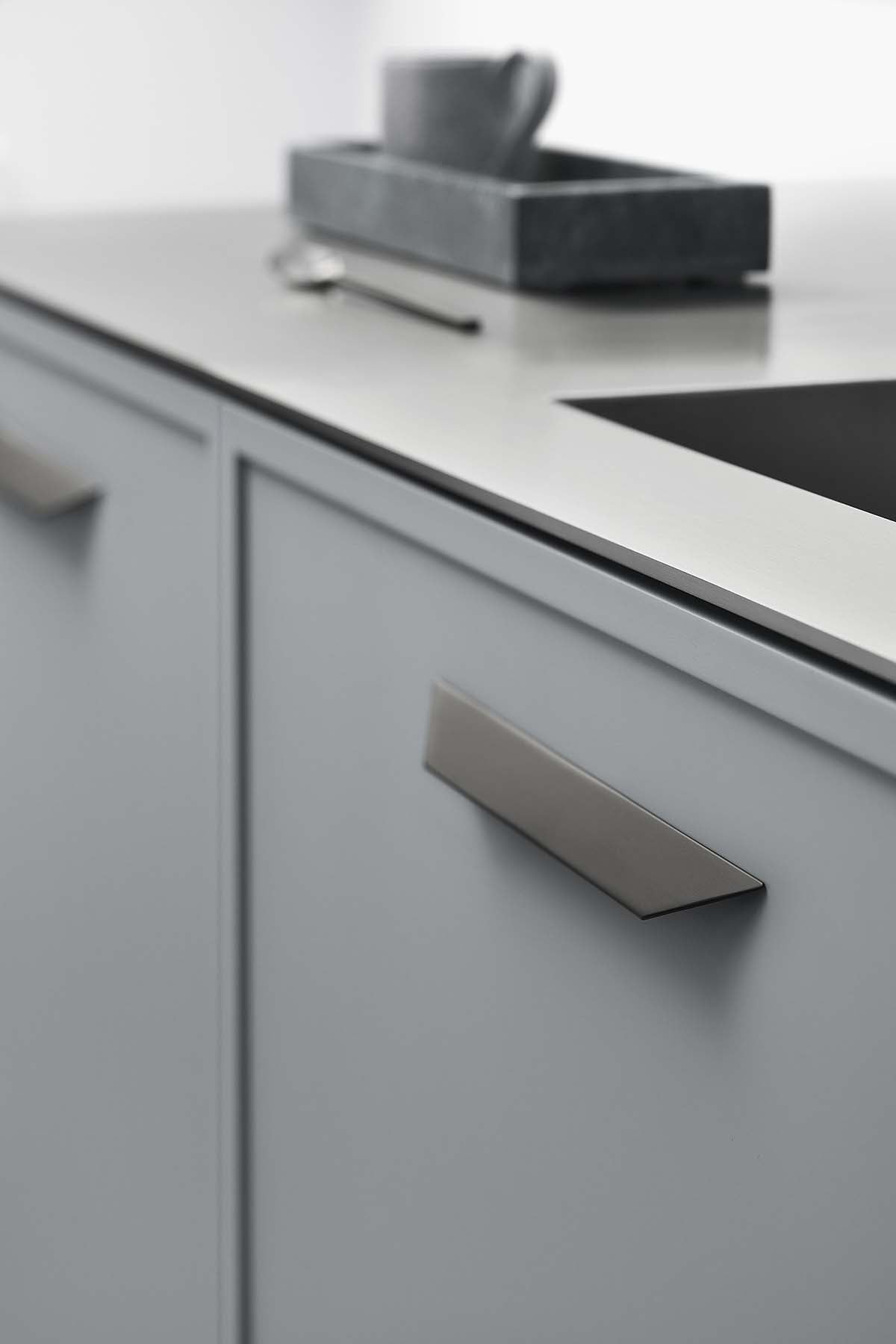 STREAMLINE greb, aluminium, sort • Furnipart