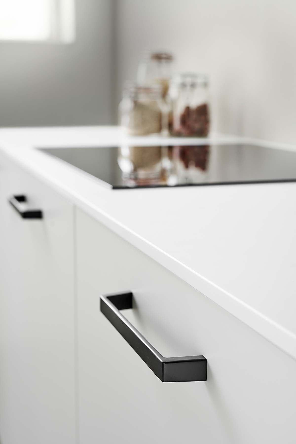 SEAM greb, aluminium, sort • Furnipart