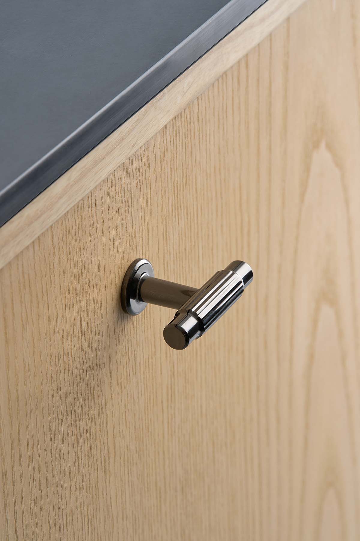 VILLA T knop, zink, sort • Furnipart