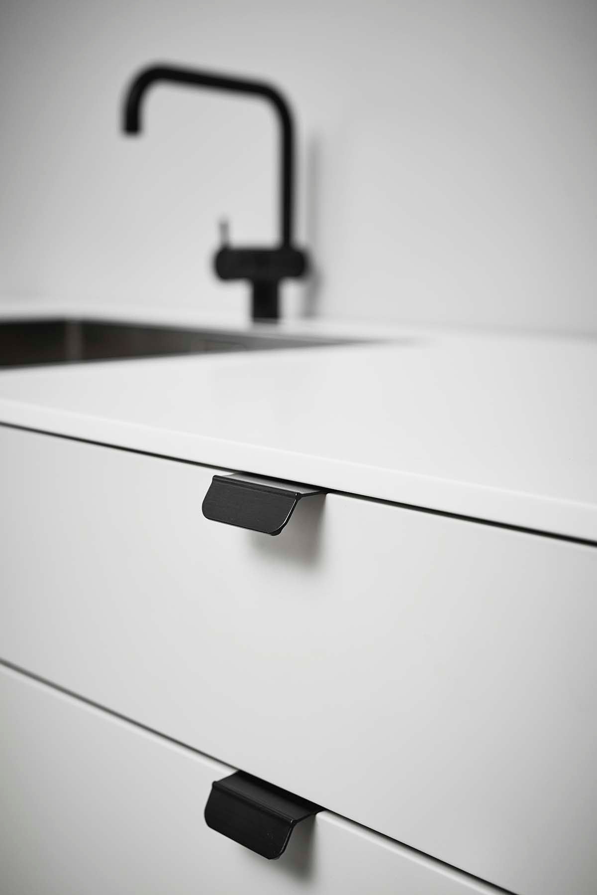 ACCENT greb, aluminium, sort • Furnipart