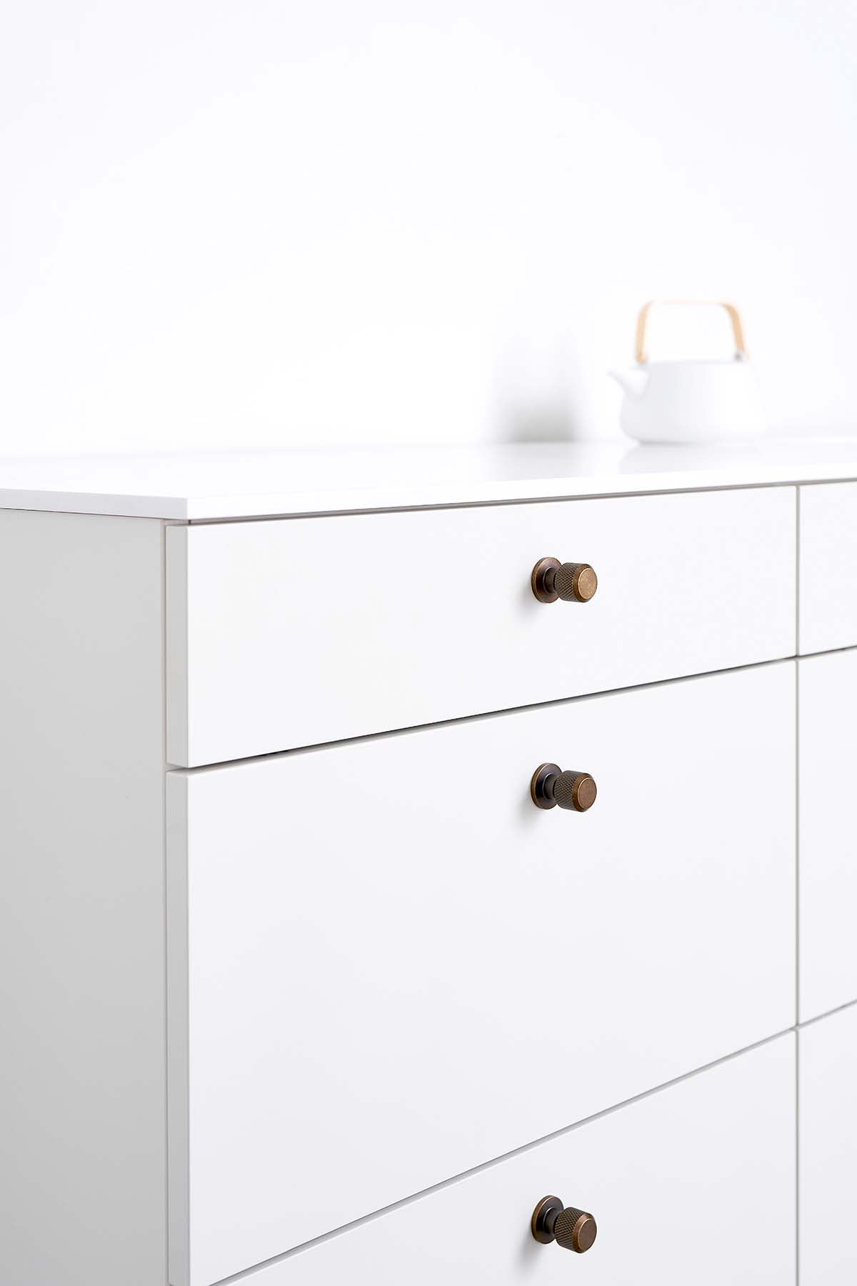 MANOR Round knop, zink, antik og messing • Furnipart