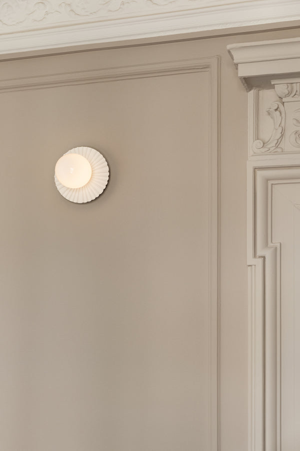 Liila Muuse væg- og loftlampe, hvid / opal • NUURA