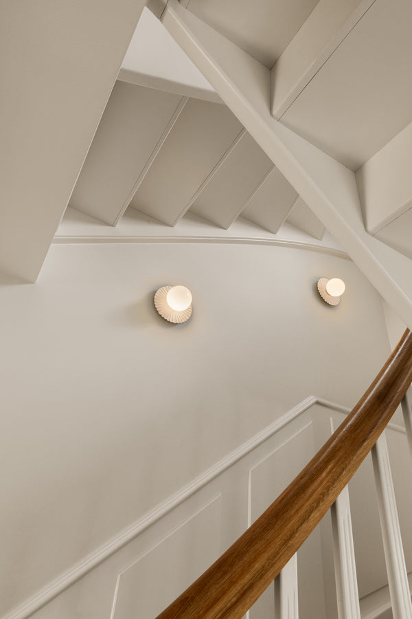 Liila Muuse væg- og loftlampe, hvid / opal • NUURA