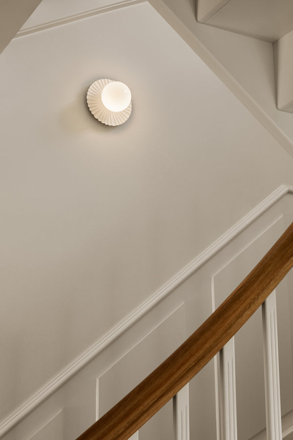 Liila Muuse væg- og loftlampe, hvid / opal • NUURA