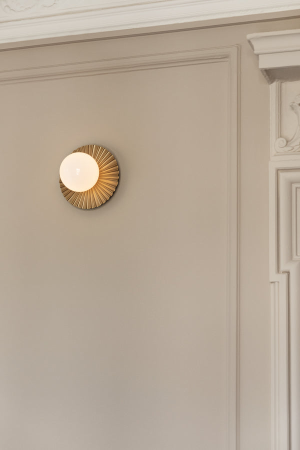 Liila Muuse væg- og loftlampe, nordic gold / opal • NUURA