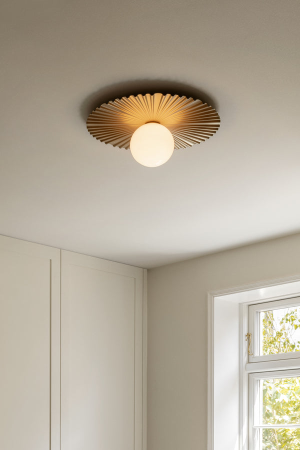 Liila Muuse væg- og loftlampe, nordic gold / opal • NUURA