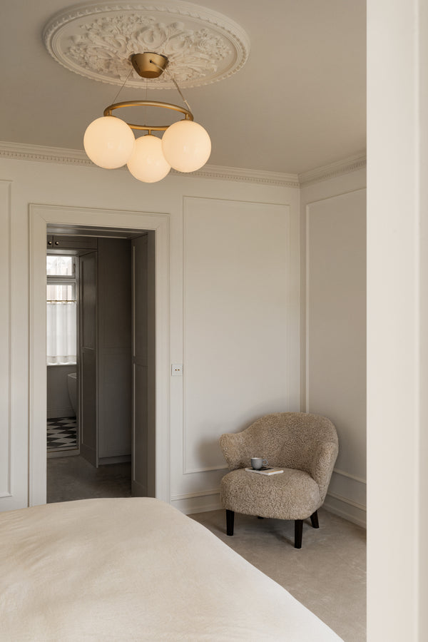 Miira 3 Circular lysekrone, brass / opal • NUURA
