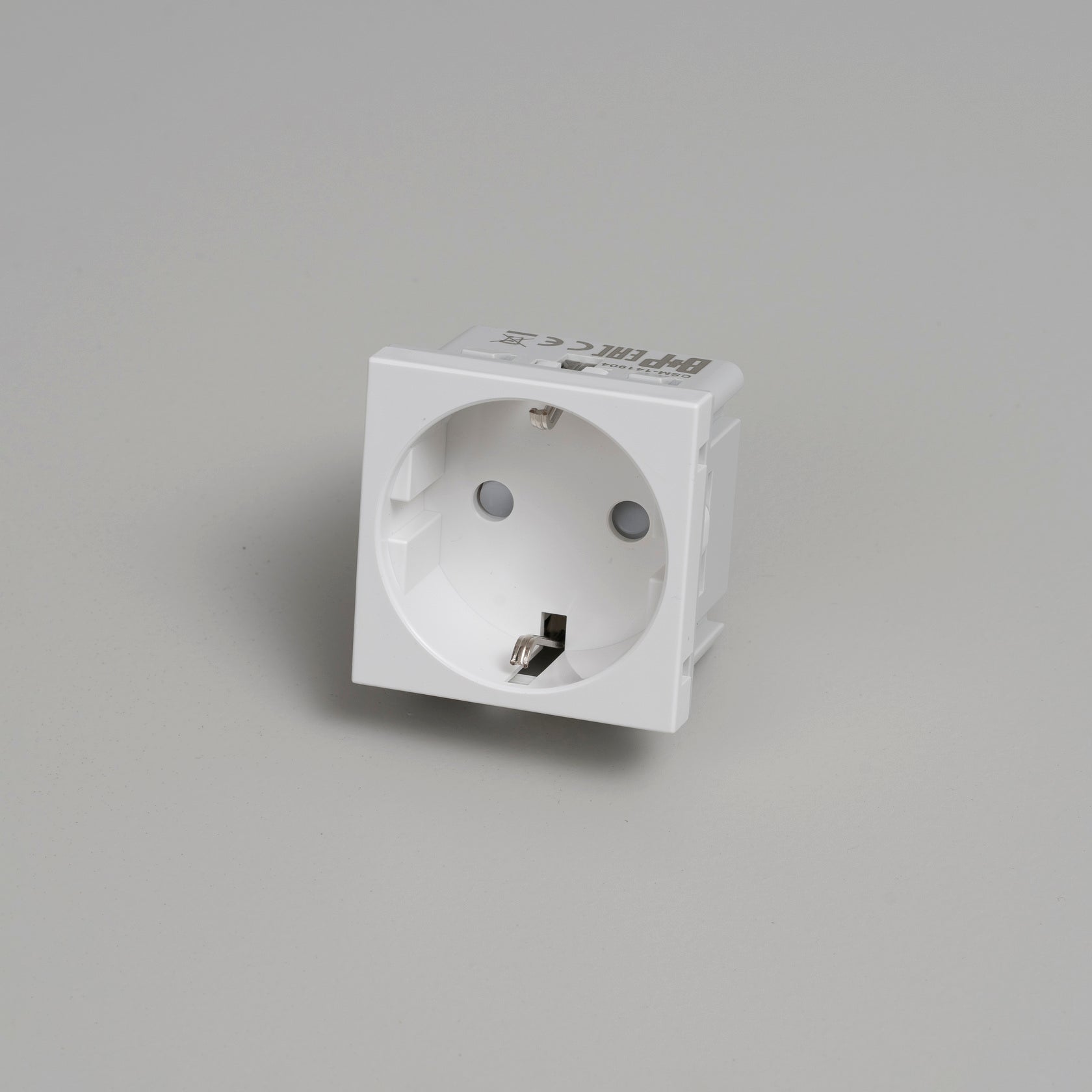 Modul til stikkontakt, Schuko type F, hvid • Buster + Punch