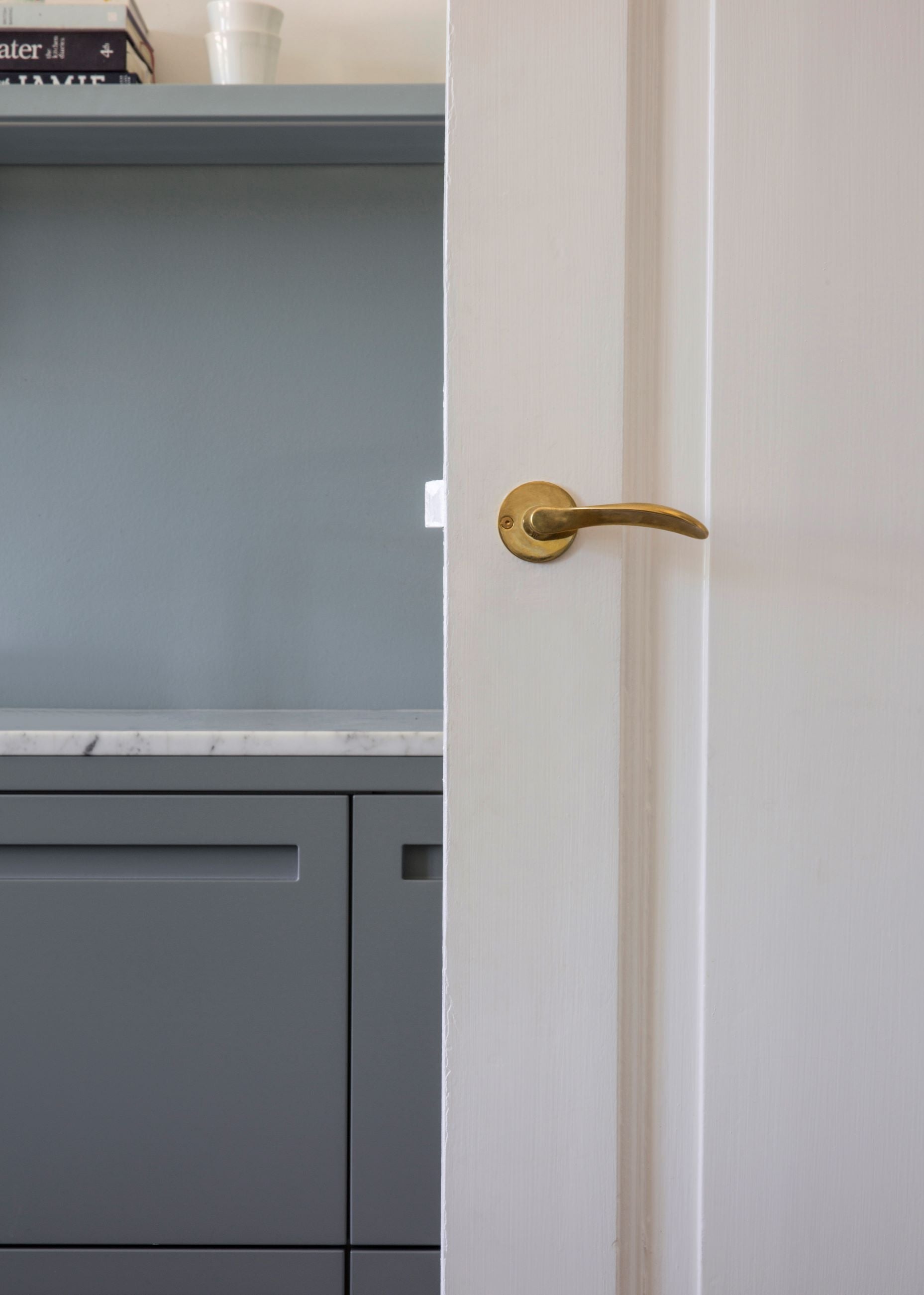 Arne Jacobsen Türgriff - AJ97 Türgriff aus poliertem Messing 97 mm. kleines Modell c/c 30 mm.