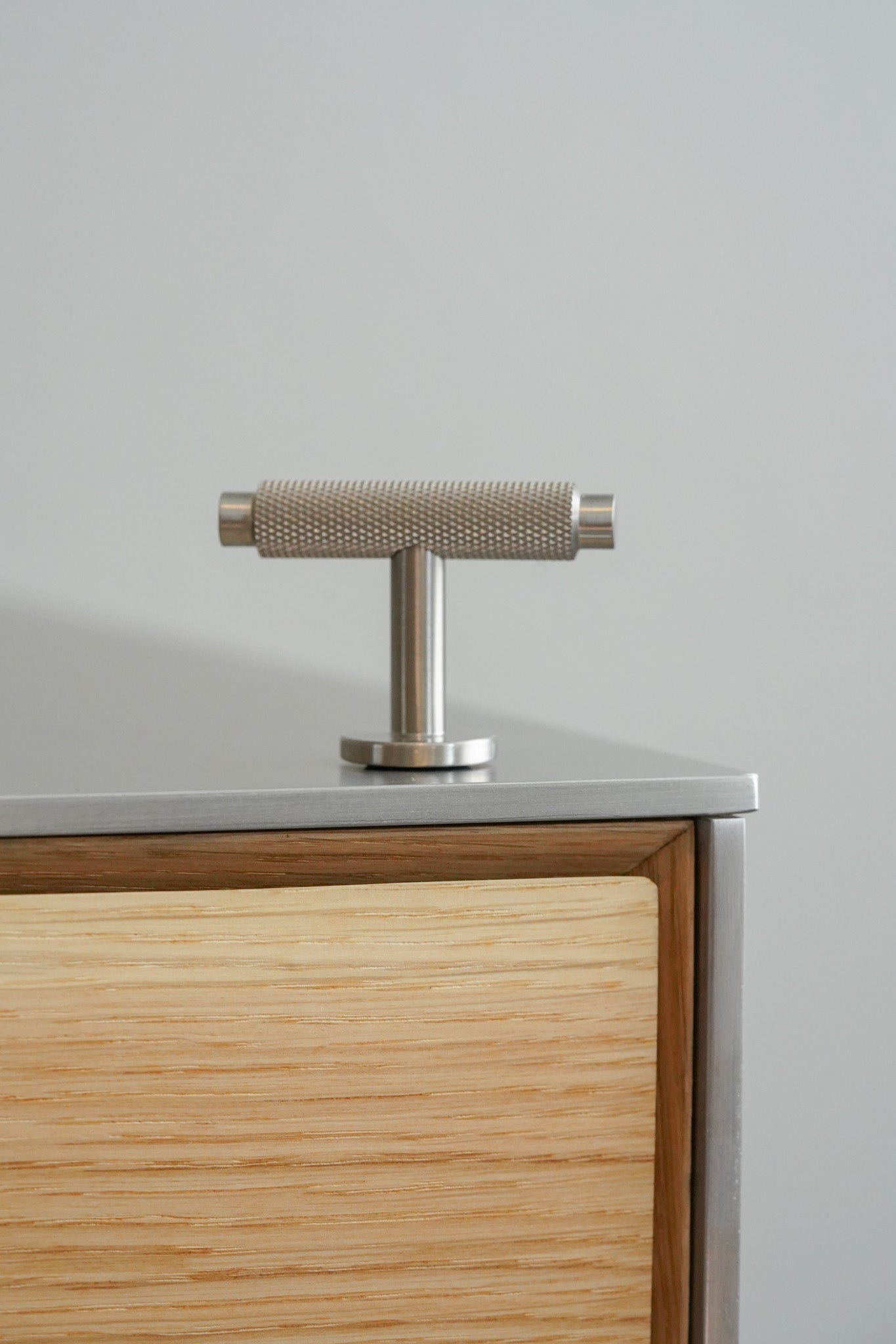 Nørrebro • Møbelknop T-bar med diamond cut, rustfrit stål look