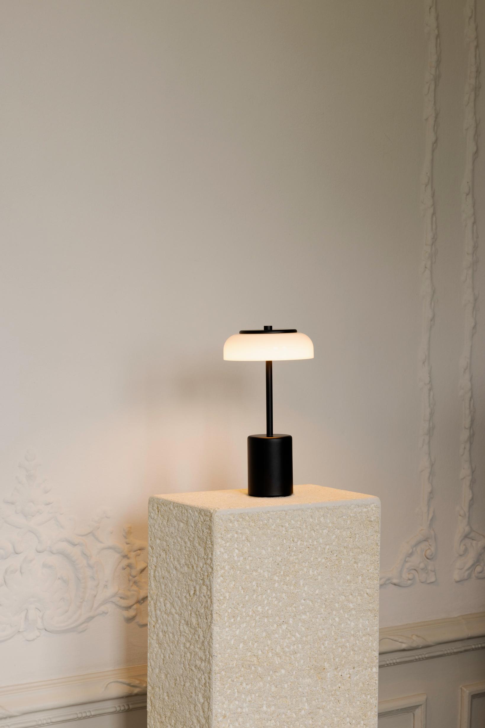 Blossi Table Mini, portable bordlampe, sort / opal • NUURA