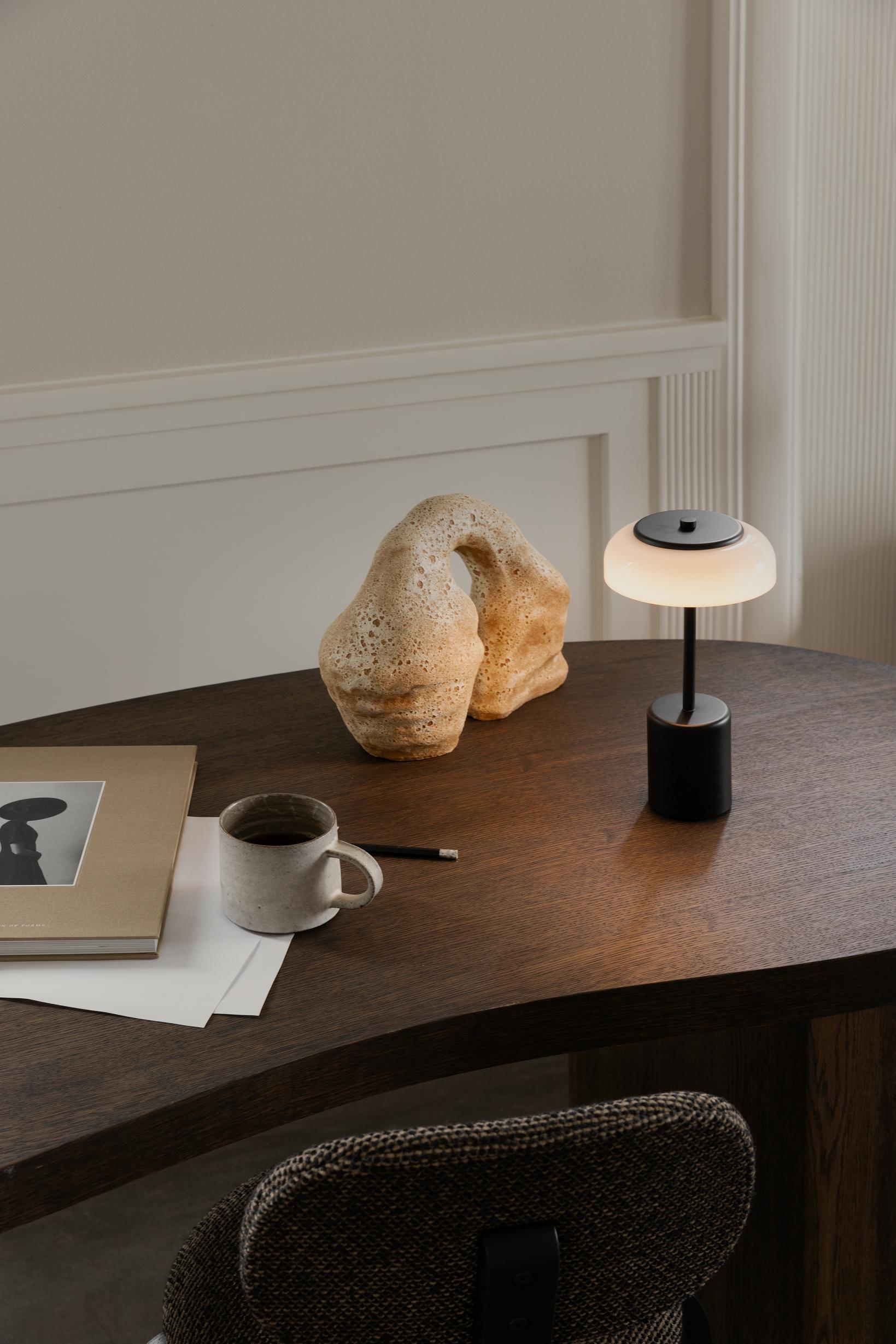 Blossi Table Mini, portable bordlampe, sort / opal • NUURA