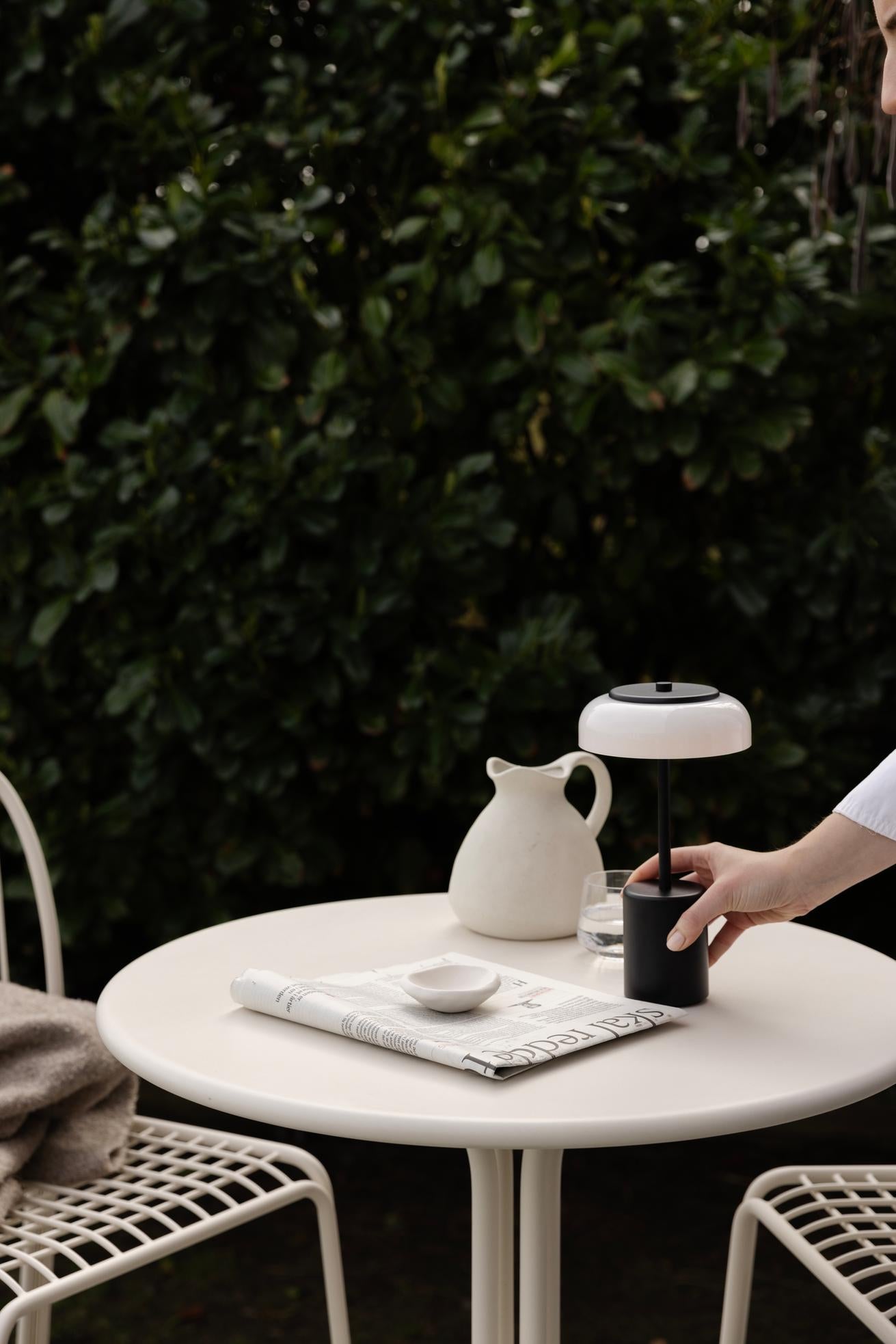 Blossi Table Mini, portable bordlampe, sort / opal • NUURA