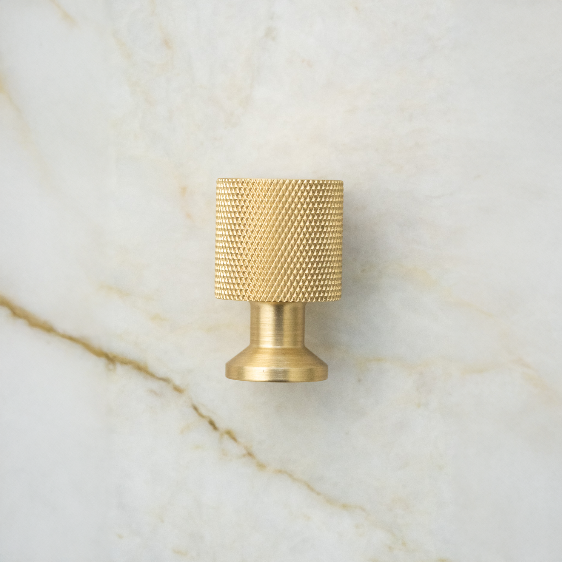 Nyboder • Møbelknop med diamond cut, messing uden lak